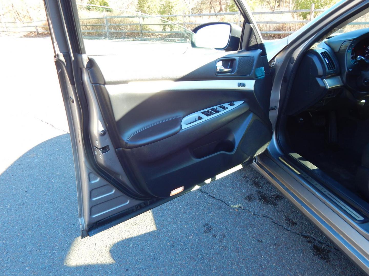 2007 Silver /Black Leather Infiniti G35 Sedan G35X (JNKBV61F17M) with an 3.5L V6 DOHC 24V engine, 5-Speed Automatic Overdrive transmission, located at 6528 Lower York Road, New Hope, PA, 18938, (215) 862-9555, 40.358707, -74.977882 - Here is a 2007 Infiniti G35X AWD in silver with an automatic transmission and black leather interior. This G35X has a powerful 3.5L V6 engine, keyless ignition push button start, keyless entry, power moonroof, power locks-windows-mirrors, dual climate control, 6-Disc CD-AM-FM-AUX, power heated seats - Photo#13