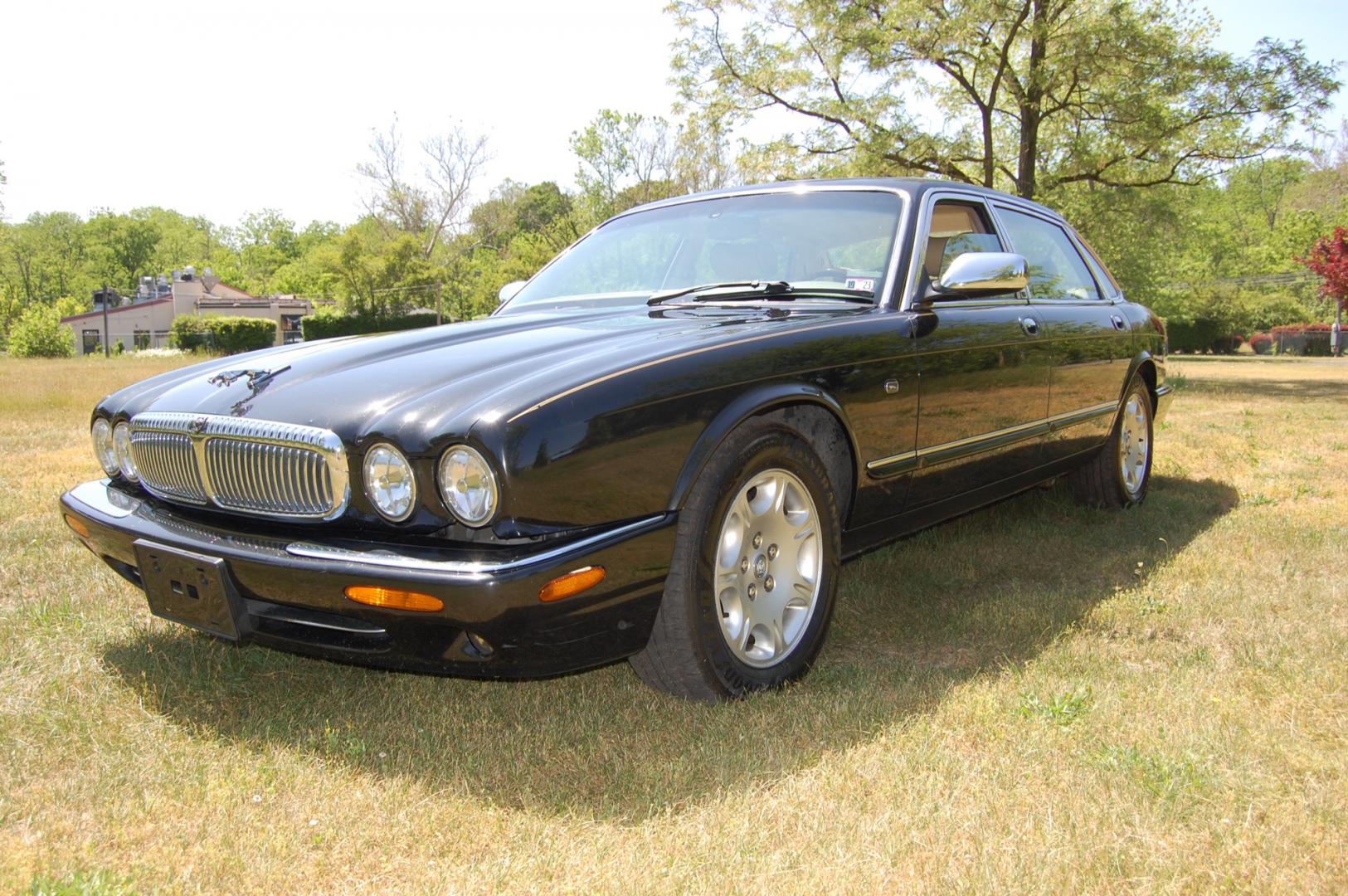 2001 Black /Tan Leather Jaguar XJ-Series Vanden Plas (SAJDA24C11L) with an 4.0L V8 DOHC 32V engine, 5-Speed Automatic Overdrive transmission, located at 6528 Lower York Road, New Hope, PA, 18938, (215) 862-9555, 40.358707, -74.977882 - 2001 Jaguar XJ-8 Vanden Plas.....4.0 Liter V8 engine runs smooth, auto trans shifts the same, tilt/cruise, power sunroof, dual heated power seats, tan leather interior with wood trim, cold AC/heat, rear parking sensors, power windows, mirrors, central locking system, 16" factory alloy wheels, dual - Photo#0