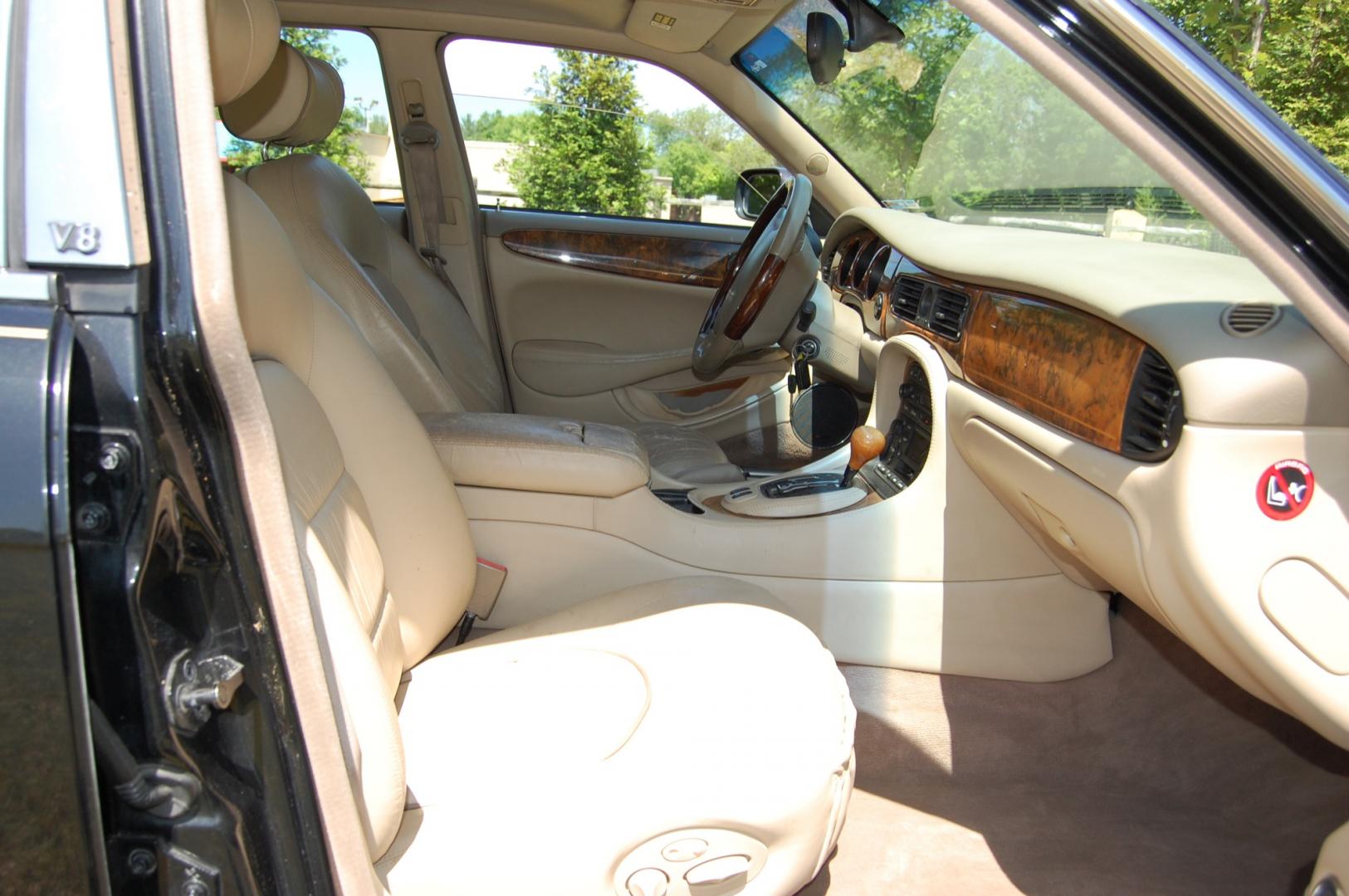 2001 Black /Tan Leather Jaguar XJ-Series Vanden Plas (SAJDA24C11L) with an 4.0L V8 DOHC 32V engine, 5-Speed Automatic Overdrive transmission, located at 6528 Lower York Road, New Hope, PA, 18938, (215) 862-9555, 40.358707, -74.977882 - 2001 Jaguar XJ-8 Vanden Plas.....4.0 Liter V8 engine runs smooth, auto trans shifts the same, tilt/cruise, power sunroof, dual heated power seats, tan leather interior with wood trim, cold AC/heat, rear parking sensors, power windows, mirrors, central locking system, 16" factory alloy wheels, dual - Photo#9