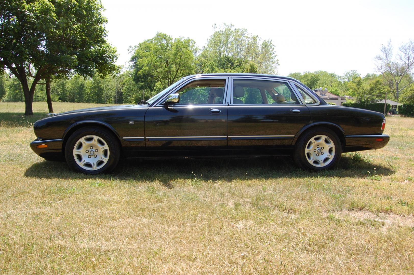 2001 Black /Tan Leather Jaguar XJ-Series Vanden Plas (SAJDA24C11L) with an 4.0L V8 DOHC 32V engine, 5-Speed Automatic Overdrive transmission, located at 6528 Lower York Road, New Hope, PA, 18938, (215) 862-9555, 40.358707, -74.977882 - 2001 Jaguar XJ-8 Vanden Plas.....4.0 Liter V8 engine runs smooth, auto trans shifts the same, tilt/cruise, power sunroof, dual heated power seats, tan leather interior with wood trim, cold AC/heat, rear parking sensors, power windows, mirrors, central locking system, 16" factory alloy wheels, dual - Photo#1