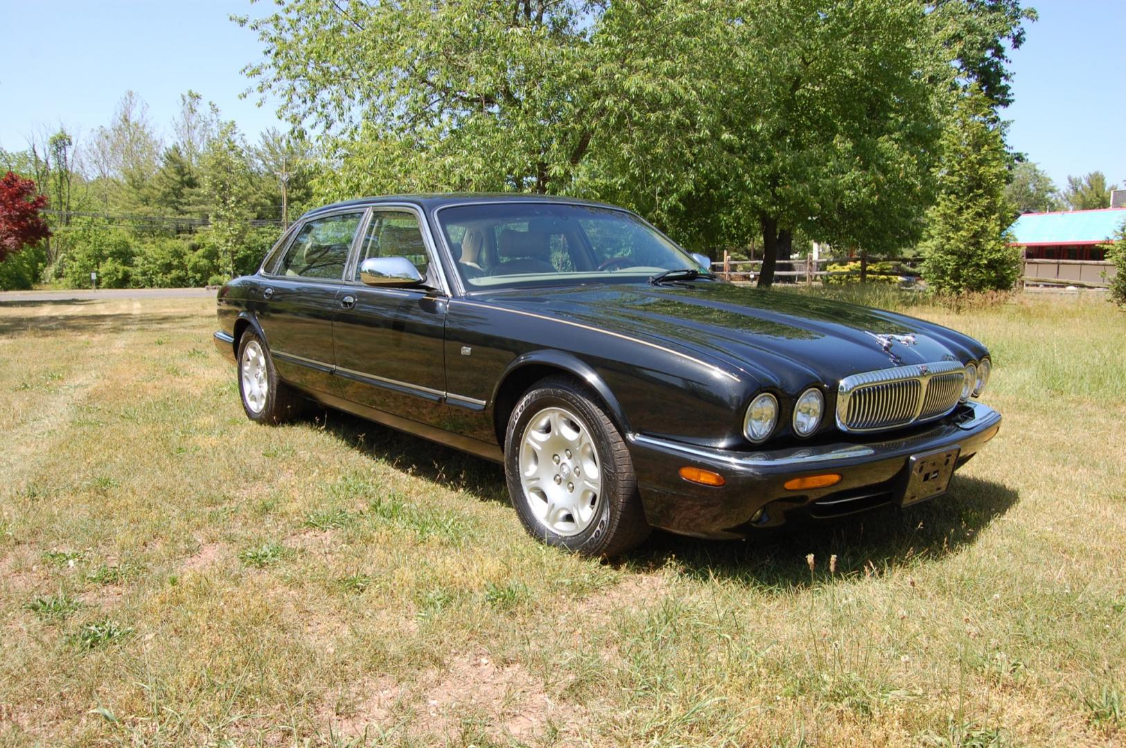 2001 Black /Tan Leather Jaguar XJ-Series Vanden Plas (SAJDA24C11L) with an 4.0L V8 DOHC 32V engine, 5-Speed Automatic Overdrive transmission, located at 6528 Lower York Road, New Hope, PA, 18938, (215) 862-9555, 40.358707, -74.977882 - 2001 Jaguar XJ-8 Vanden Plas.....4.0 Liter V8 engine runs smooth, auto trans shifts the same, tilt/cruise, power sunroof, dual heated power seats, tan leather interior with wood trim, cold AC/heat, rear parking sensors, power windows, mirrors, central locking system, 16" factory alloy wheels, dual - Photo#3