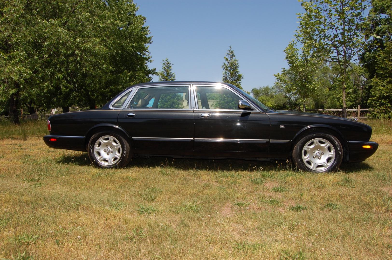 2001 Black /Tan Leather Jaguar XJ-Series Vanden Plas (SAJDA24C11L) with an 4.0L V8 DOHC 32V engine, 5-Speed Automatic Overdrive transmission, located at 6528 Lower York Road, New Hope, PA, 18938, (215) 862-9555, 40.358707, -74.977882 - 2001 Jaguar XJ-8 Vanden Plas.....4.0 Liter V8 engine runs smooth, auto trans shifts the same, tilt/cruise, power sunroof, dual heated power seats, tan leather interior with wood trim, cold AC/heat, rear parking sensors, power windows, mirrors, central locking system, 16" factory alloy wheels, dual - Photo#4