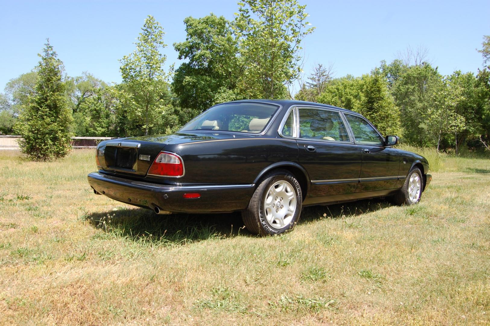 2001 Black /Tan Leather Jaguar XJ-Series Vanden Plas (SAJDA24C11L) with an 4.0L V8 DOHC 32V engine, 5-Speed Automatic Overdrive transmission, located at 6528 Lower York Road, New Hope, PA, 18938, (215) 862-9555, 40.358707, -74.977882 - 2001 Jaguar XJ-8 Vanden Plas.....4.0 Liter V8 engine runs smooth, auto trans shifts the same, tilt/cruise, power sunroof, dual heated power seats, tan leather interior with wood trim, cold AC/heat, rear parking sensors, power windows, mirrors, central locking system, 16" factory alloy wheels, dual - Photo#5