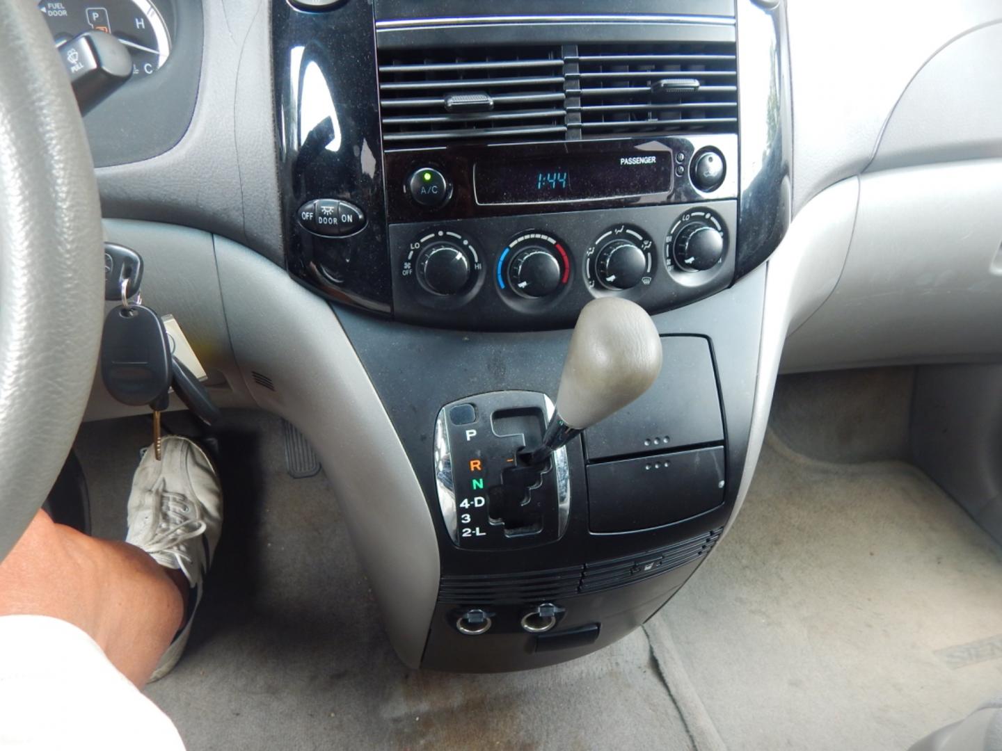 2005 Gray /Gray Cloth Toyota Sienna LE AWD (5TDBA23C25S) with an 3.3L V6 DOHC 24V engine, 5-Speed Automatic Overdrive transmission, located at 6528 Lower York Road, New Hope, PA, 18938, (215) 862-9555, 40.358707, -74.977882 - 2005 Toyota Sienna, AWD, running on a 3.3 Liter, V6 engine with an automatic transmission. Interior features include; Cruise control, a tilt adjustable steering wheel, steering wheel audio control, power windows, power locks, power mirrors, power drivers seat, air conditioning, AM/FM/CD/Cassette, t - Photo#10