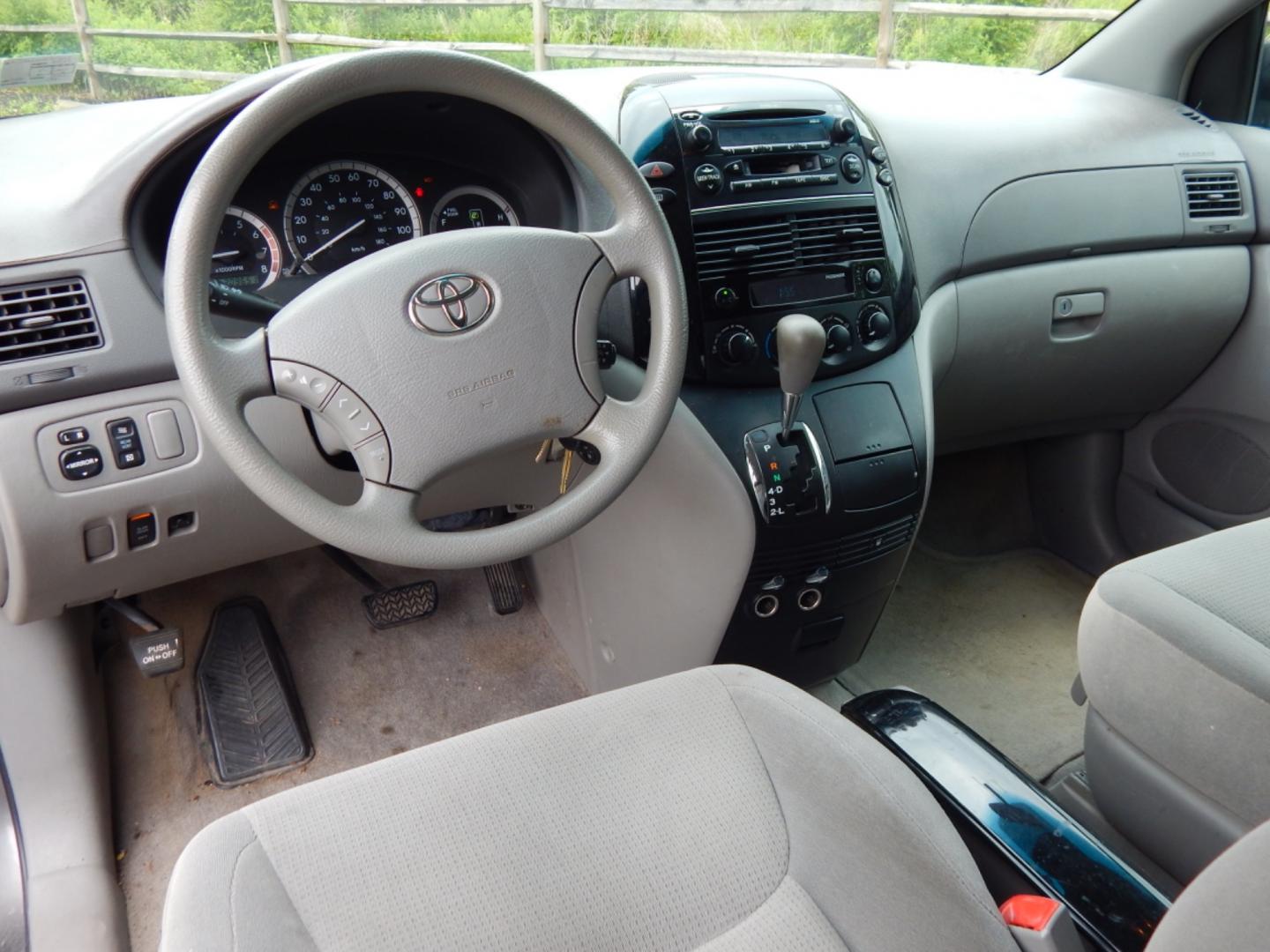 2005 Gray /Gray Cloth Toyota Sienna LE AWD (5TDBA23C25S) with an 3.3L V6 DOHC 24V engine, 5-Speed Automatic Overdrive transmission, located at 6528 Lower York Road, New Hope, PA, 18938, (215) 862-9555, 40.358707, -74.977882 - 2005 Toyota Sienna, AWD, running on a 3.3 Liter, V6 engine with an automatic transmission. Interior features include; Cruise control, a tilt adjustable steering wheel, steering wheel audio control, power windows, power locks, power mirrors, power drivers seat, air conditioning, AM/FM/CD/Cassette, t - Photo#9