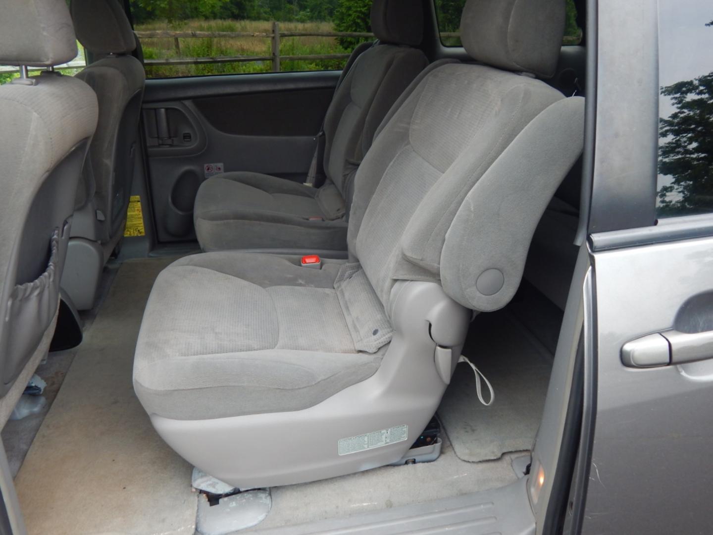 2005 Gray /Gray Cloth Toyota Sienna LE AWD (5TDBA23C25S) with an 3.3L V6 DOHC 24V engine, 5-Speed Automatic Overdrive transmission, located at 6528 Lower York Road, New Hope, PA, 18938, (215) 862-9555, 40.358707, -74.977882 - 2005 Toyota Sienna, AWD, running on a 3.3 Liter, V6 engine with an automatic transmission. Interior features include; Cruise control, a tilt adjustable steering wheel, steering wheel audio control, power windows, power locks, power mirrors, power drivers seat, air conditioning, AM/FM/CD/Cassette, t - Photo#13