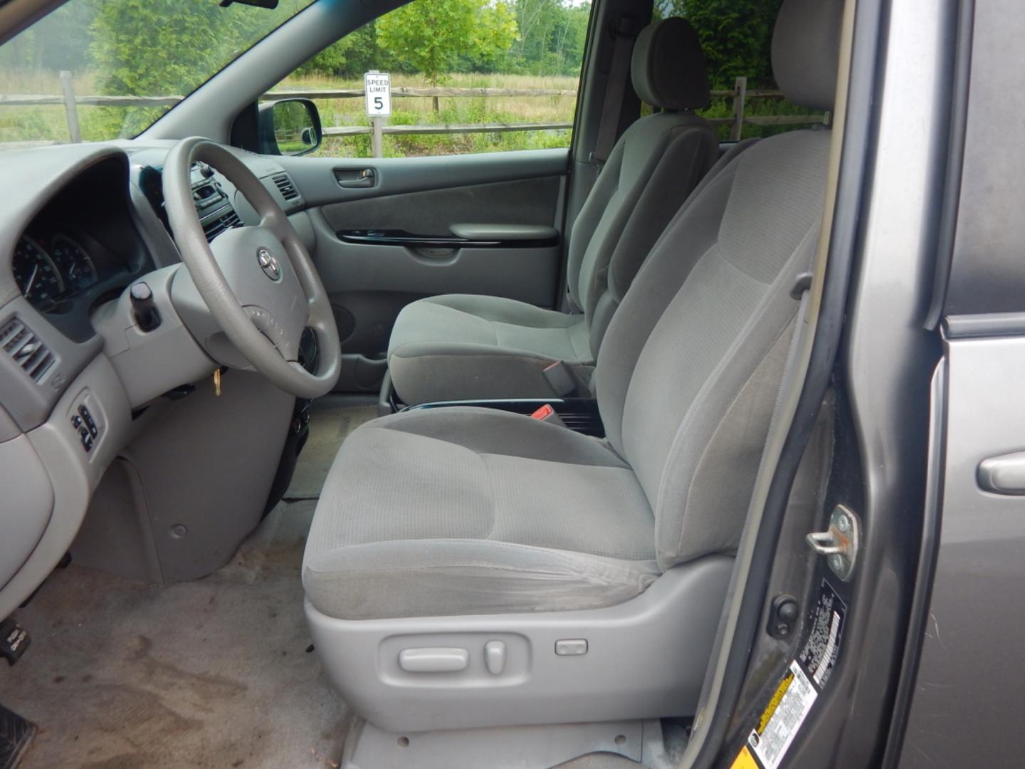 2005 Gray /Gray Cloth Toyota Sienna LE AWD (5TDBA23C25S) with an 3.3L V6 DOHC 24V engine, 5-Speed Automatic Overdrive transmission, located at 6528 Lower York Road, New Hope, PA, 18938, (215) 862-9555, 40.358707, -74.977882 - 2005 Toyota Sienna, AWD, running on a 3.3 Liter, V6 engine with an automatic transmission. Interior features include; Cruise control, a tilt adjustable steering wheel, steering wheel audio control, power windows, power locks, power mirrors, power drivers seat, air conditioning, AM/FM/CD/Cassette, t - Photo#8