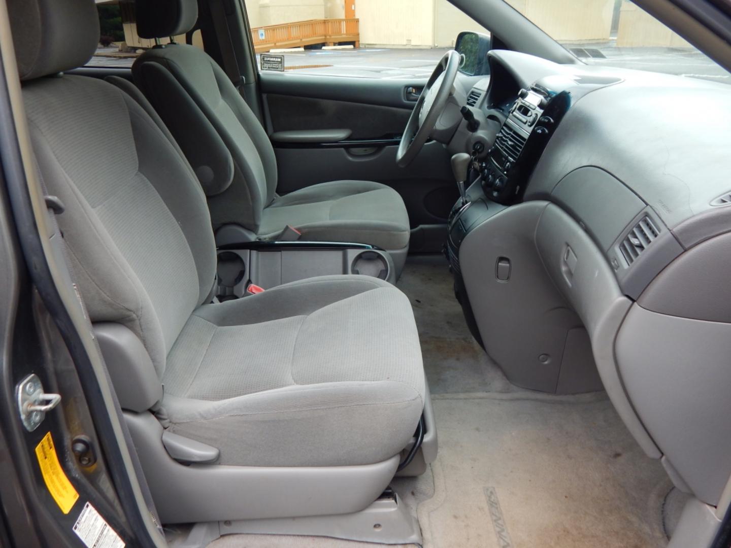 2005 Gray /Gray Cloth Toyota Sienna LE AWD (5TDBA23C25S) with an 3.3L V6 DOHC 24V engine, 5-Speed Automatic Overdrive transmission, located at 6528 Lower York Road, New Hope, PA, 18938, (215) 862-9555, 40.358707, -74.977882 - 2005 Toyota Sienna, AWD, running on a 3.3 Liter, V6 engine with an automatic transmission. Interior features include; Cruise control, a tilt adjustable steering wheel, steering wheel audio control, power windows, power locks, power mirrors, power drivers seat, air conditioning, AM/FM/CD/Cassette, t - Photo#16