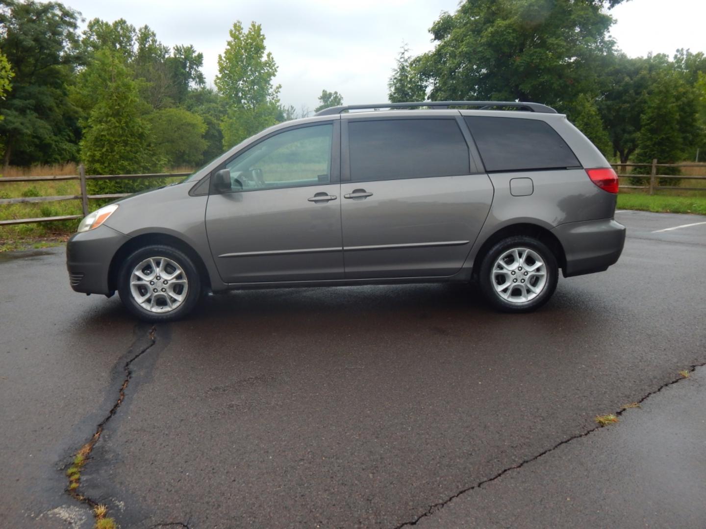 2005 Gray /Gray Cloth Toyota Sienna LE AWD (5TDBA23C25S) with an 3.3L V6 DOHC 24V engine, 5-Speed Automatic Overdrive transmission, located at 6528 Lower York Road, New Hope, PA, 18938, (215) 862-9555, 40.358707, -74.977882 - 2005 Toyota Sienna, AWD, running on a 3.3 Liter, V6 engine with an automatic transmission. Interior features include; Cruise control, a tilt adjustable steering wheel, steering wheel audio control, power windows, power locks, power mirrors, power drivers seat, air conditioning, AM/FM/CD/Cassette, t - Photo#3