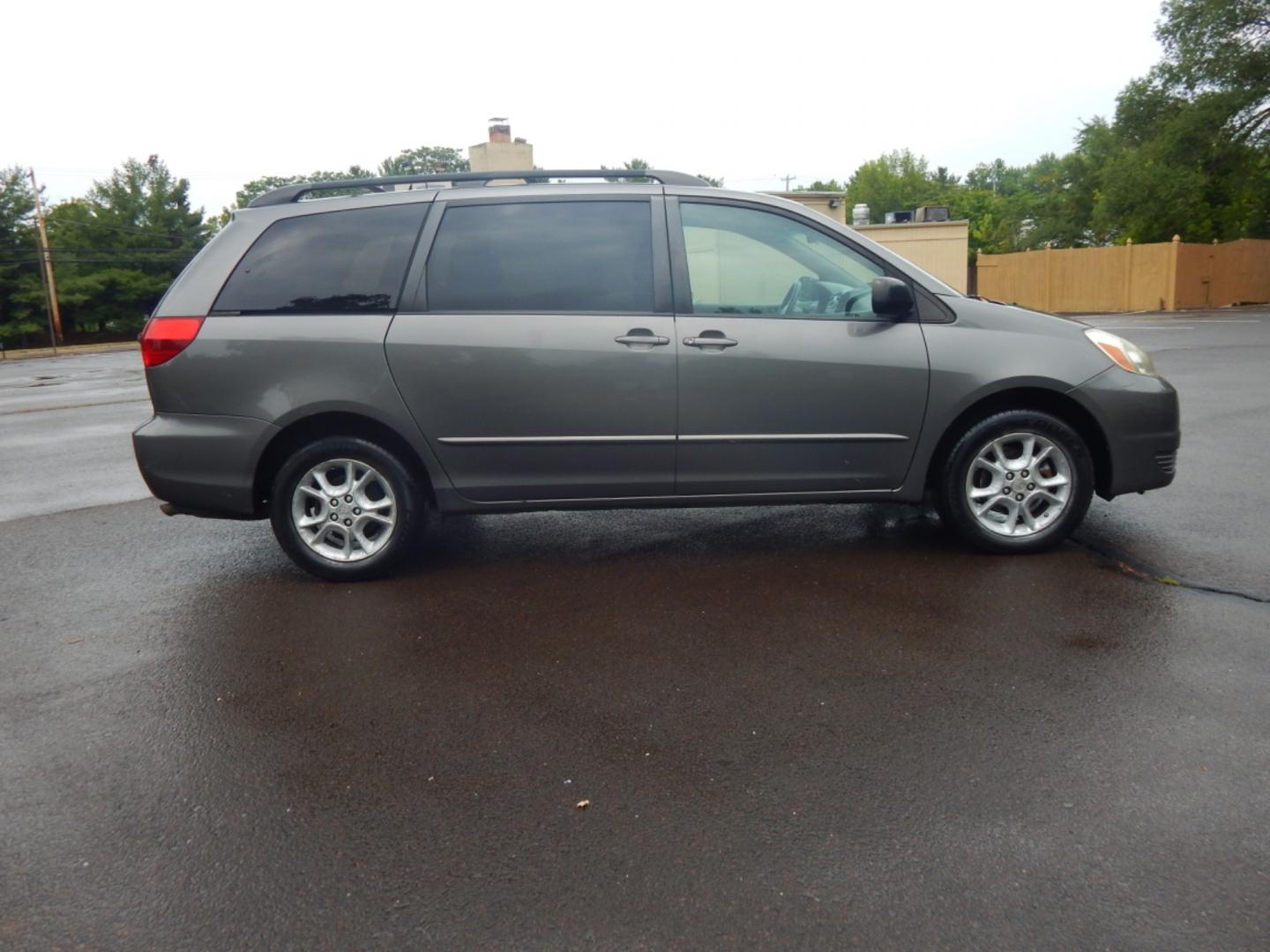 2005 Gray /Gray Cloth Toyota Sienna LE AWD (5TDBA23C25S) with an 3.3L V6 DOHC 24V engine, 5-Speed Automatic Overdrive transmission, located at 6528 Lower York Road, New Hope, PA, 18938, (215) 862-9555, 40.358707, -74.977882 - 2005 Toyota Sienna, AWD, running on a 3.3 Liter, V6 engine with an automatic transmission. Interior features include; Cruise control, a tilt adjustable steering wheel, steering wheel audio control, power windows, power locks, power mirrors, power drivers seat, air conditioning, AM/FM/CD/Cassette, t - Photo#1