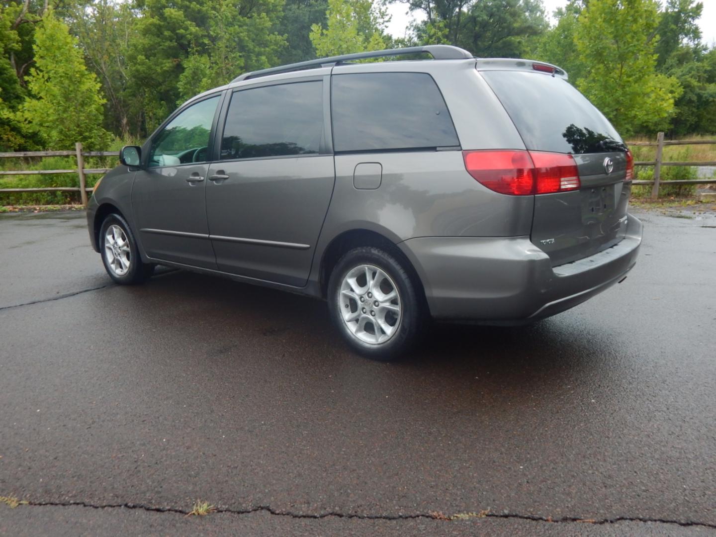 2005 Gray /Gray Cloth Toyota Sienna LE AWD (5TDBA23C25S) with an 3.3L V6 DOHC 24V engine, 5-Speed Automatic Overdrive transmission, located at 6528 Lower York Road, New Hope, PA, 18938, (215) 862-9555, 40.358707, -74.977882 - 2005 Toyota Sienna, AWD, running on a 3.3 Liter, V6 engine with an automatic transmission. Interior features include; Cruise control, a tilt adjustable steering wheel, steering wheel audio control, power windows, power locks, power mirrors, power drivers seat, air conditioning, AM/FM/CD/Cassette, t - Photo#4