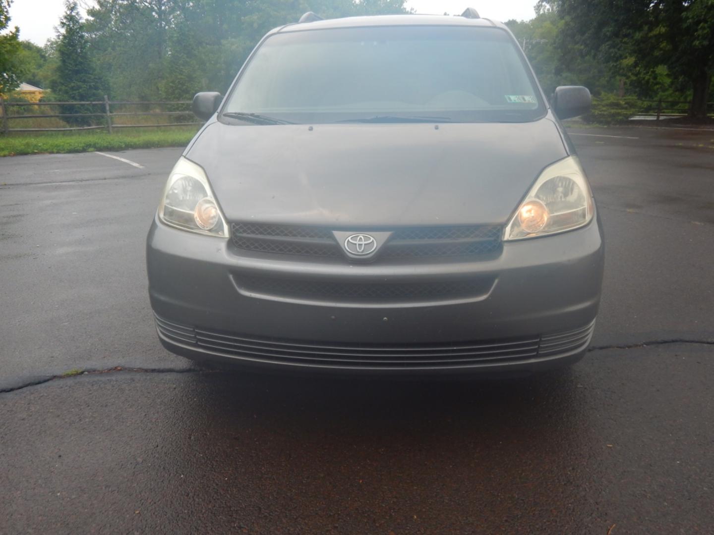 2005 Gray /Gray Cloth Toyota Sienna LE AWD (5TDBA23C25S) with an 3.3L V6 DOHC 24V engine, 5-Speed Automatic Overdrive transmission, located at 6528 Lower York Road, New Hope, PA, 18938, (215) 862-9555, 40.358707, -74.977882 - 2005 Toyota Sienna, AWD, running on a 3.3 Liter, V6 engine with an automatic transmission. Interior features include; Cruise control, a tilt adjustable steering wheel, steering wheel audio control, power windows, power locks, power mirrors, power drivers seat, air conditioning, AM/FM/CD/Cassette, t - Photo#5