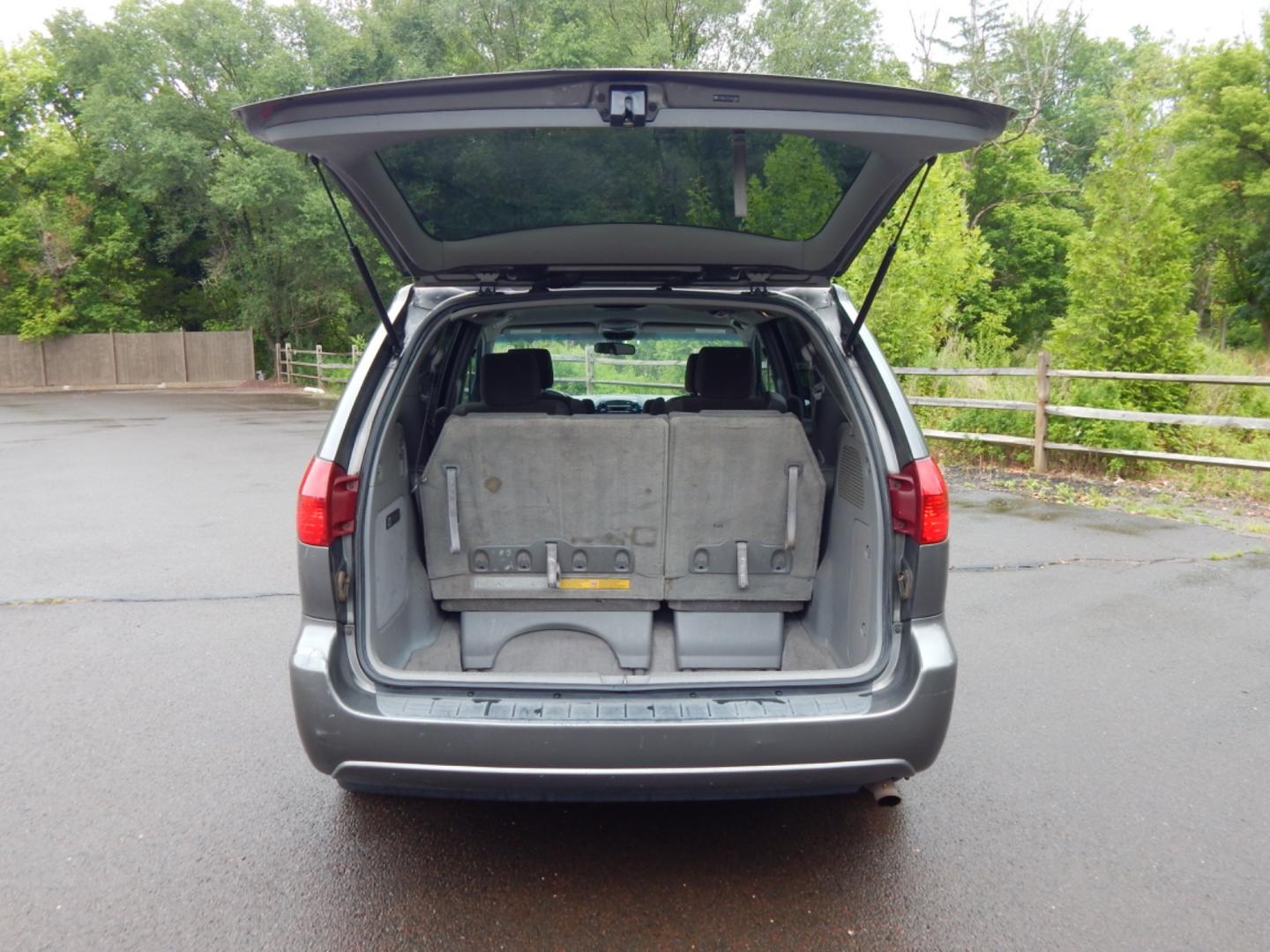 2005 Gray /Gray Cloth Toyota Sienna LE AWD (5TDBA23C25S) with an 3.3L V6 DOHC 24V engine, 5-Speed Automatic Overdrive transmission, located at 6528 Lower York Road, New Hope, PA, 18938, (215) 862-9555, 40.358707, -74.977882 - 2005 Toyota Sienna, AWD, running on a 3.3 Liter, V6 engine with an automatic transmission. Interior features include; Cruise control, a tilt adjustable steering wheel, steering wheel audio control, power windows, power locks, power mirrors, power drivers seat, air conditioning, AM/FM/CD/Cassette, t - Photo#7