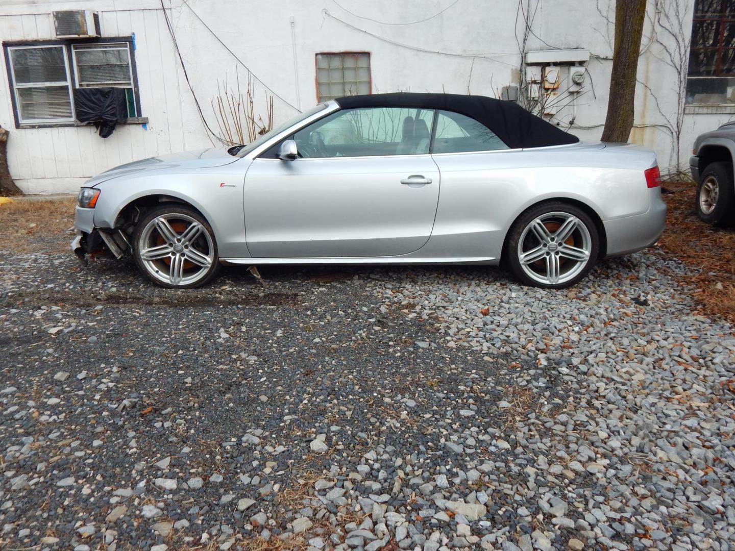 2012 Silver /Black/Grey Leather Audi S5 Premium Plus (WAUCGAFHXCN) with an 3.0L V6 DOHC 24V engine, 7-Speed Automatic transmission, located at 6528 Lower York Road, New Hope, PA, 18938, (215) 862-9555, 40.358707, -74.977882 - Mechanic's/Body shop special! CLEAN PA TITLE. 2012 Audi S5 Convertible..Premium Plus Package..AWD, 3.0 Liter Supercharged V6 engine, Auto or self shift transmission, tilt/cruise, keyless entry, 1 Master key, dual heated power seats, black/grey leather, power windows, mirrors, central locking syste - Photo#2