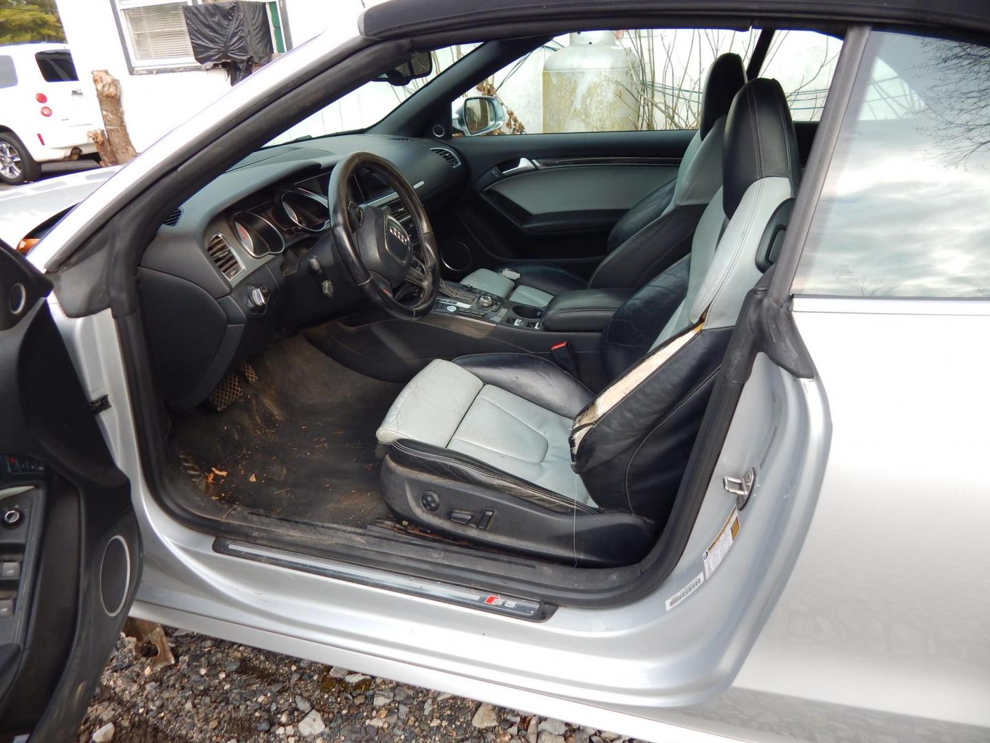 2012 Silver /Black/Grey Leather Audi S5 Premium Plus (WAUCGAFHXCN) with an 3.0L V6 DOHC 24V engine, 7-Speed Automatic transmission, located at 6528 Lower York Road, New Hope, PA, 18938, (215) 862-9555, 40.358707, -74.977882 - Mechanic's/Body shop special! CLEAN PA TITLE. 2012 Audi S5 Convertible..Premium Plus Package..AWD, 3.0 Liter Supercharged V6 engine, Auto or self shift transmission, tilt/cruise, keyless entry, 1 Master key, dual heated power seats, black/grey leather, power windows, mirrors, central locking syste - Photo#7