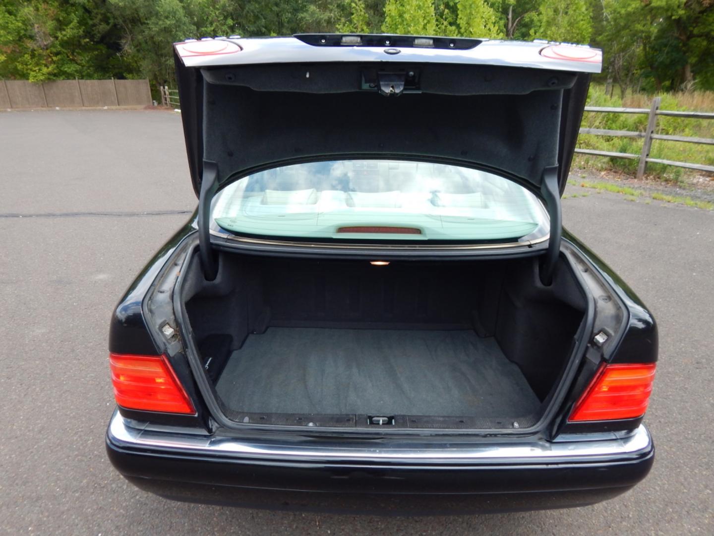 1999 Black /Tan Leather Mercedes-Benz E-Class E320 4-Matic (WDBJF82H2XX) with an 3.2L V6 SOHC 18V engine, 5-Speed Automatic Overdrive transmission, located at 6528 Lower York Road, New Hope, PA, 18938, (215) 862-9555, 40.358707, -74.977882 - Here we have a Mercedes E320 with a 3.2L V6 putting power to all four wheels via an automatic transmission. Options include: tan leather, wood trim, keyless entry, cruise control, tilt steering wheel, A/C, power windows/locks/mirrors, power moonroof, power and heated front seats, AM/FM/CD radio, dua - Photo#19