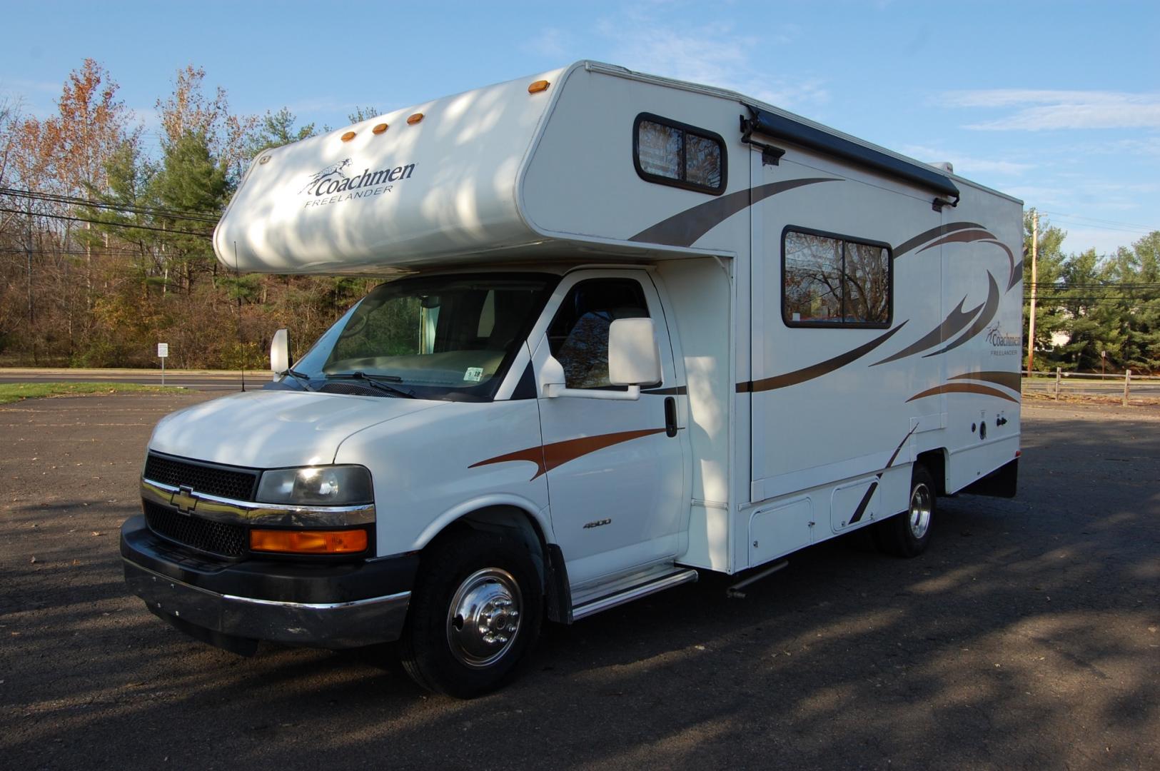 2013 White /Tan Chevrolet Express G4500 (1GB6G5CG5C1) with an 6.0L V8 OHV 16V FFV engine, 6-Speed Automatic transmission, located at 6528 Lower York Road, New Hope, PA, 18938, (215) 862-9555, 40.358707, -74.977882 - Very clean, extra low mileage 2012 Chevrolet Express 4500 dual wheel camper...Coachmen Freelander..slide out dining area, tilt whee, cruise control, climate control, power windows, locks, back up camera, full bath, refrigerator/freezer , vehicle towing package, bed, stove, microwave, 6 good all seas - Photo#0