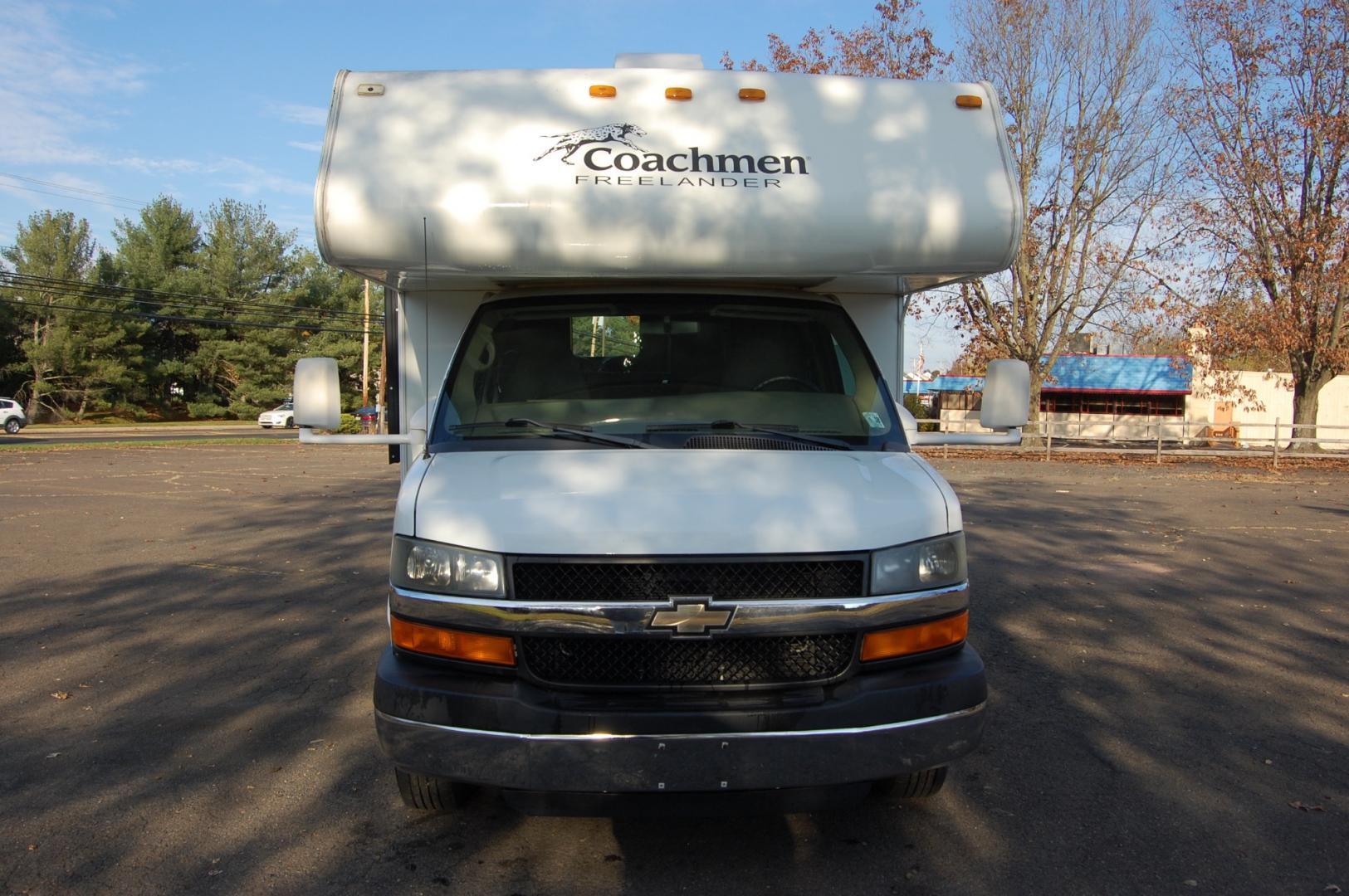 2013 White /Tan Chevrolet Express G4500 (1GB6G5CG5C1) with an 6.0L V8 OHV 16V FFV engine, 6-Speed Automatic transmission, located at 6528 Lower York Road, New Hope, PA, 18938, (215) 862-9555, 40.358707, -74.977882 - Very clean, extra low mileage 2012 Chevrolet Express 4500 dual wheel camper...Coachmen Freelander..slide out dining area, tilt whee, cruise control, climate control, power windows, locks, back up camera, full bath, refrigerator/freezer , vehicle towing package, bed, stove, microwave, 6 good all seas - Photo#9