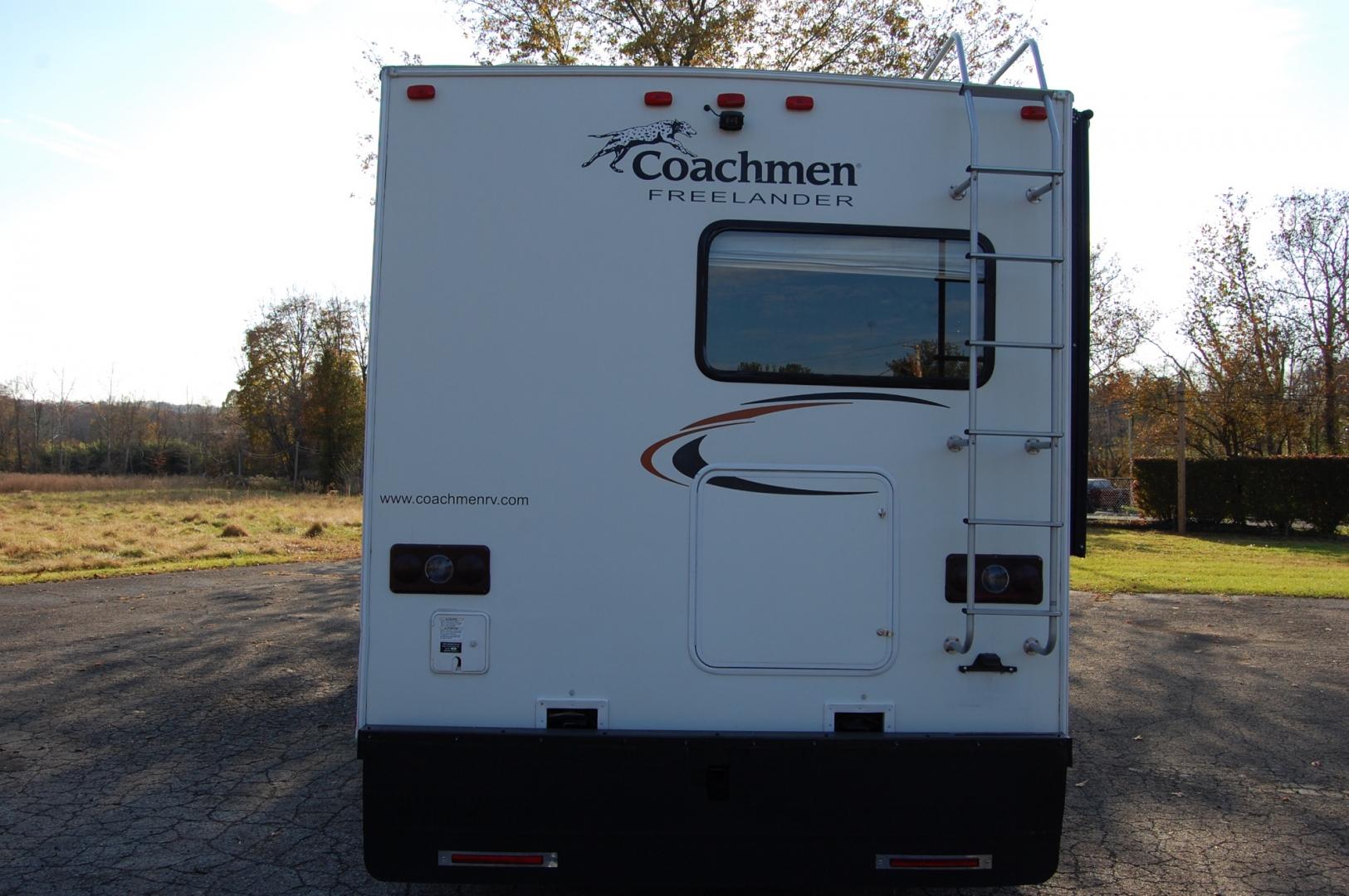 2013 White /Tan Chevrolet Express G4500 (1GB6G5CG5C1) with an 6.0L V8 OHV 16V FFV engine, 6-Speed Automatic transmission, located at 6528 Lower York Road, New Hope, PA, 18938, (215) 862-9555, 40.358707, -74.977882 - Very clean, extra low mileage 2012 Chevrolet Express 4500 dual wheel camper...Coachmen Freelander..slide out dining area, tilt whee, cruise control, climate control, power windows, locks, back up camera, full bath, refrigerator/freezer , vehicle towing package, bed, stove, microwave, 6 good all seas - Photo#18