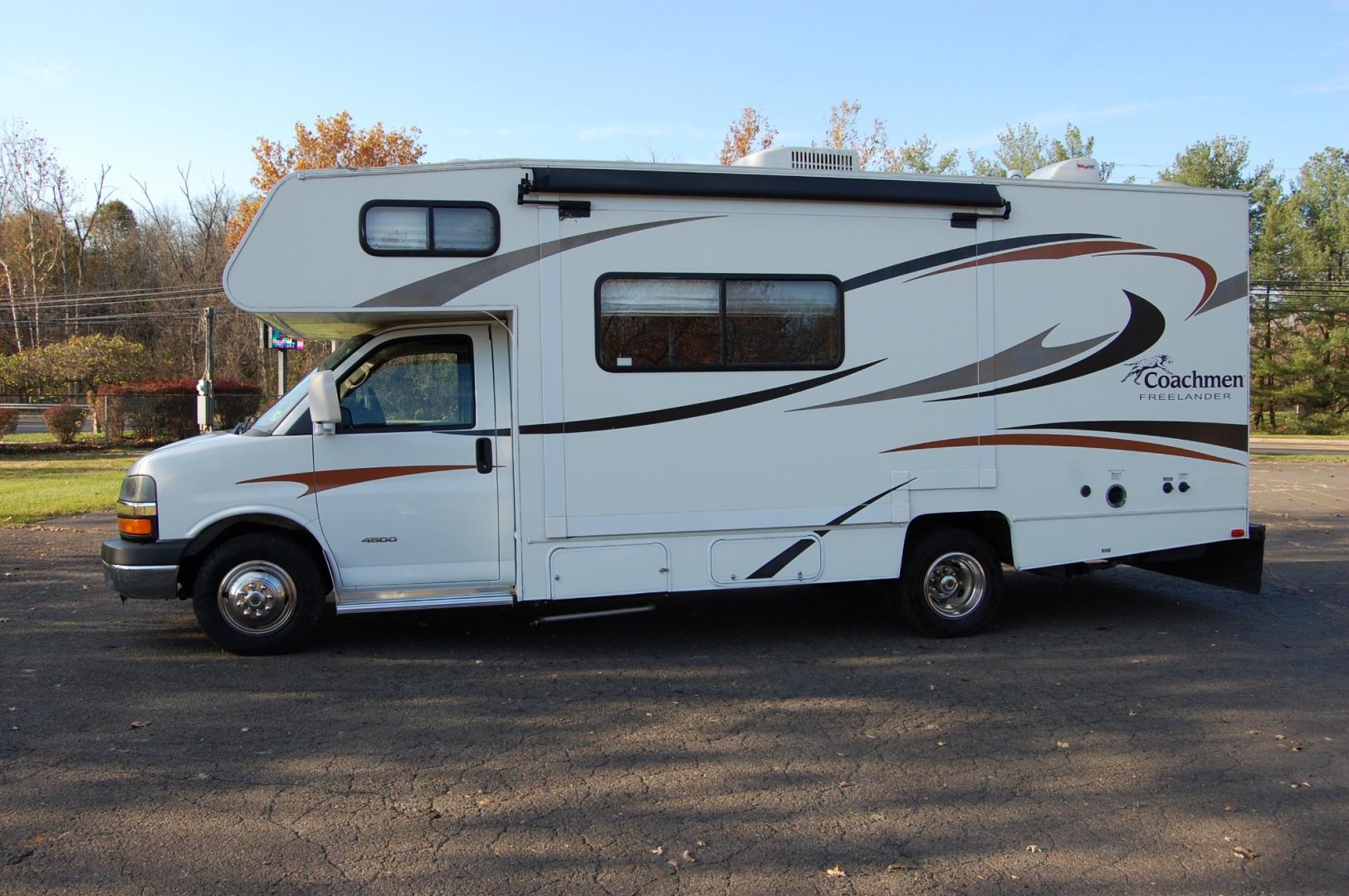 2013 White /Tan Chevrolet Express G4500 (1GB6G5CG5C1) with an 6.0L V8 OHV 16V FFV engine, 6-Speed Automatic transmission, located at 6528 Lower York Road, New Hope, PA, 18938, (215) 862-9555, 40.358707, -74.977882 - Very clean, extra low mileage 2012 Chevrolet Express 4500 dual wheel camper...Coachmen Freelander..slide out dining area, tilt whee, cruise control, climate control, power windows, locks, back up camera, full bath, refrigerator/freezer , vehicle towing package, bed, stove, microwave, 6 good all seas - Photo#1