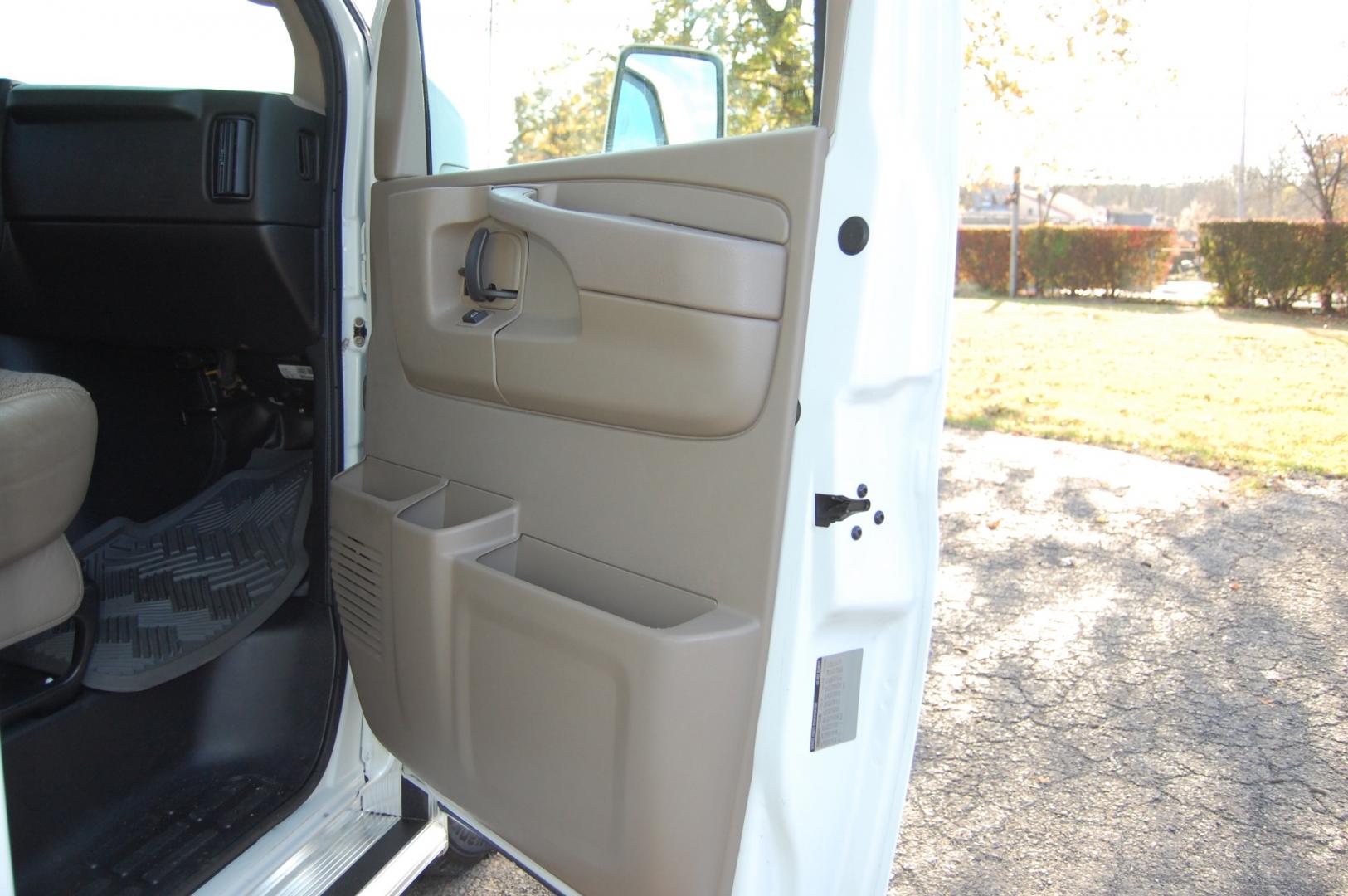 2013 White /Tan Chevrolet Express G4500 (1GB6G5CG5C1) with an 6.0L V8 OHV 16V FFV engine, 6-Speed Automatic transmission, located at 6528 Lower York Road, New Hope, PA, 18938, (215) 862-9555, 40.358707, -74.977882 - Very clean, extra low mileage 2012 Chevrolet Express 4500 dual wheel camper...Coachmen Freelander..slide out dining area, tilt whee, cruise control, climate control, power windows, locks, back up camera, full bath, refrigerator/freezer , vehicle towing package, bed, stove, microwave, 6 good all seas - Photo#20