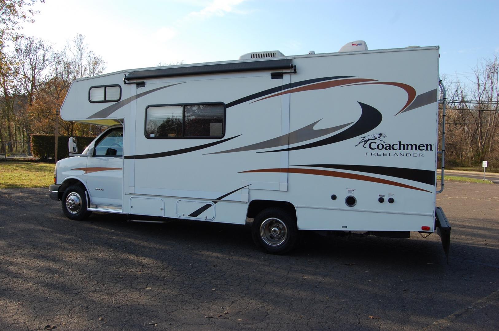 2013 White /Tan Chevrolet Express G4500 (1GB6G5CG5C1) with an 6.0L V8 OHV 16V FFV engine, 6-Speed Automatic transmission, located at 6528 Lower York Road, New Hope, PA, 18938, (215) 862-9555, 40.358707, -74.977882 - Very clean, extra low mileage 2012 Chevrolet Express 4500 dual wheel camper...Coachmen Freelander..slide out dining area, tilt whee, cruise control, climate control, power windows, locks, back up camera, full bath, refrigerator/freezer , vehicle towing package, bed, stove, microwave, 6 good all seas - Photo#2