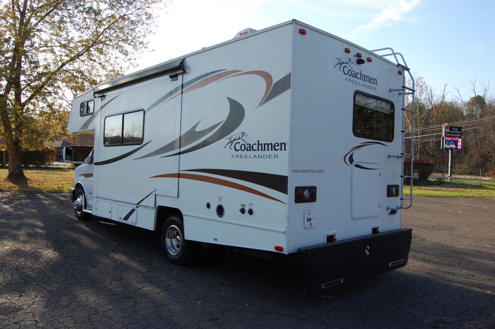 2013 White /Tan Chevrolet Express G4500 (1GB6G5CG5C1) with an 6.0L V8 OHV 16V FFV engine, 6-Speed Automatic transmission, located at 6528 Lower York Road, New Hope, PA, 18938, (215) 862-9555, 40.358707, -74.977882 - Very clean, extra low mileage 2012 Chevrolet Express 4500 dual wheel camper...Coachmen Freelander..slide out dining area, tilt whee, cruise control, climate control, power windows, locks, back up camera, full bath, refrigerator/freezer , vehicle towing package, bed, stove, microwave, 6 good all seas - Photo#3