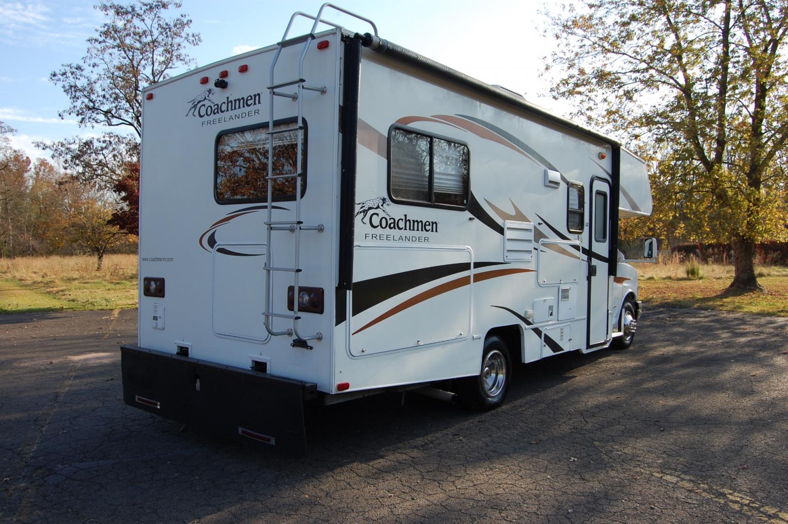 2013 White /Tan Chevrolet Express G4500 (1GB6G5CG5C1) with an 6.0L V8 OHV 16V FFV engine, 6-Speed Automatic transmission, located at 6528 Lower York Road, New Hope, PA, 18938, (215) 862-9555, 40.358707, -74.977882 - Very clean, extra low mileage 2012 Chevrolet Express 4500 dual wheel camper...Coachmen Freelander..slide out dining area, tilt whee, cruise control, climate control, power windows, locks, back up camera, full bath, refrigerator/freezer , vehicle towing package, bed, stove, microwave, 6 good all seas - Photo#5