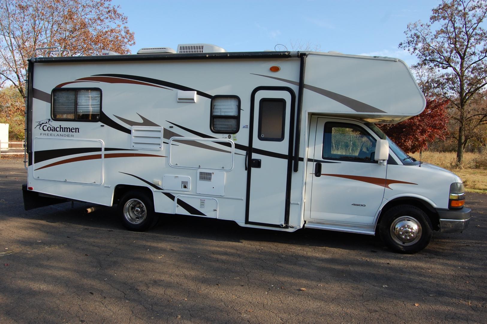 2013 White /Tan Chevrolet Express G4500 (1GB6G5CG5C1) with an 6.0L V8 OHV 16V FFV engine, 6-Speed Automatic transmission, located at 6528 Lower York Road, New Hope, PA, 18938, (215) 862-9555, 40.358707, -74.977882 - Very clean, extra low mileage 2012 Chevrolet Express 4500 dual wheel camper...Coachmen Freelander..slide out dining area, tilt whee, cruise control, climate control, power windows, locks, back up camera, full bath, refrigerator/freezer , vehicle towing package, bed, stove, microwave, 6 good all seas - Photo#7