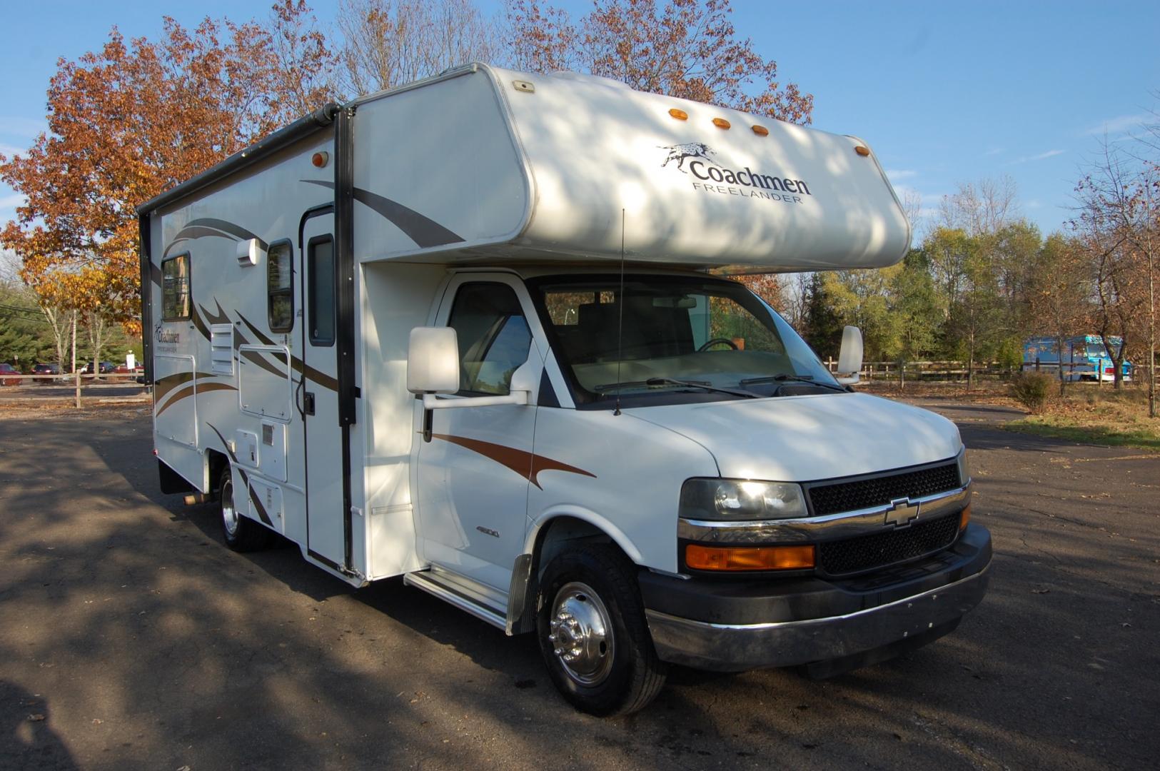 2013 White /Tan Chevrolet Express G4500 (1GB6G5CG5C1) with an 6.0L V8 OHV 16V FFV engine, 6-Speed Automatic transmission, located at 6528 Lower York Road, New Hope, PA, 18938, (215) 862-9555, 40.358707, -74.977882 - Very clean, extra low mileage 2012 Chevrolet Express 4500 dual wheel camper...Coachmen Freelander..slide out dining area, tilt whee, cruise control, climate control, power windows, locks, back up camera, full bath, refrigerator/freezer , vehicle towing package, bed, stove, microwave, 6 good all seas - Photo#8