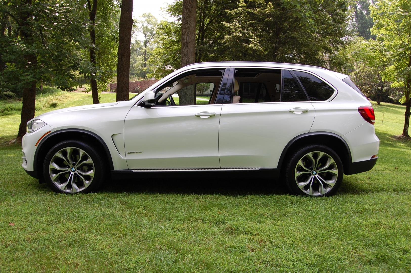 2015 White /Biege Leather BMW X5 XLINE (5UXKR0C5XF0) with an 3.0L L6 DOHC 24V engine, 8-Speed Automatic transmission, located at 6528 Lower York Road, New Hope, PA, 18938, (215) 862-9555, 40.358707, -74.977882 - Here for sale is a very nice 2015 BMW X5 35i XLINE. Under the hood is a strong running 3.0 liter twin turbocharged 6 cylinder which puts power to the AWD system via a smooth shifting automatic transmission. Features include; Beige leather, wood trim, keyless entry system, one master key, one extra - Photo#1