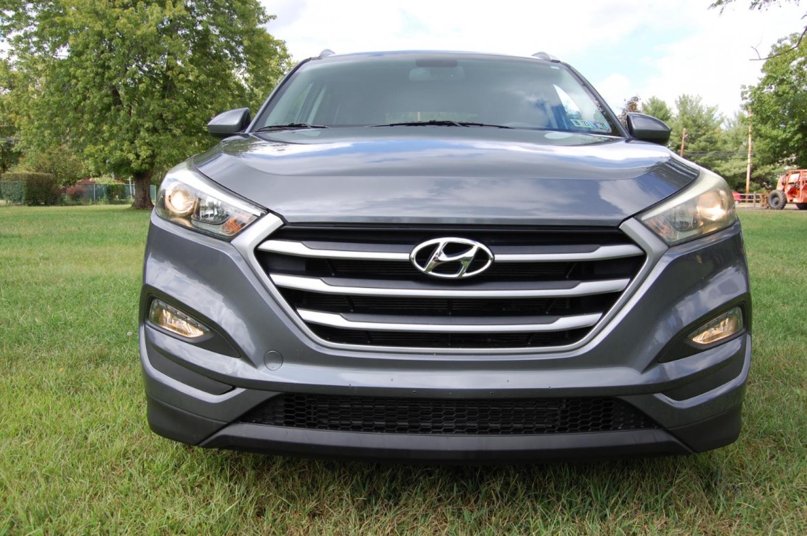 2017 Gray /Black Hyundai Tucson SE (KM8J3CA48HU) with an 2.0L L4 DOHC 16V engine, Automatic transmission, located at 6528 Lower York Road, New Hope, PA, 18938, (215) 862-9555, 40.358707, -74.977882 - Photo#7