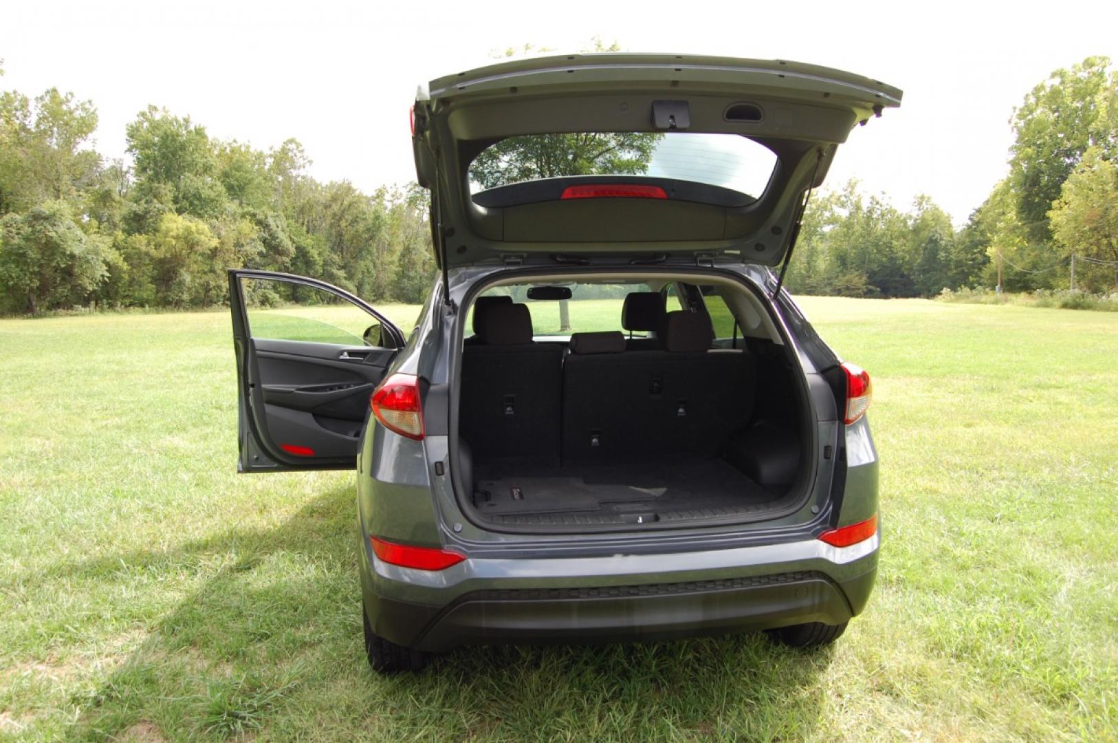 2017 Gray /Black Hyundai Tucson SE (KM8J3CA48HU) with an 2.0L L4 DOHC 16V engine, Automatic transmission, located at 6528 Lower York Road, New Hope, PA, 18938, (215) 862-9555, 40.358707, -74.977882 - Photo#15