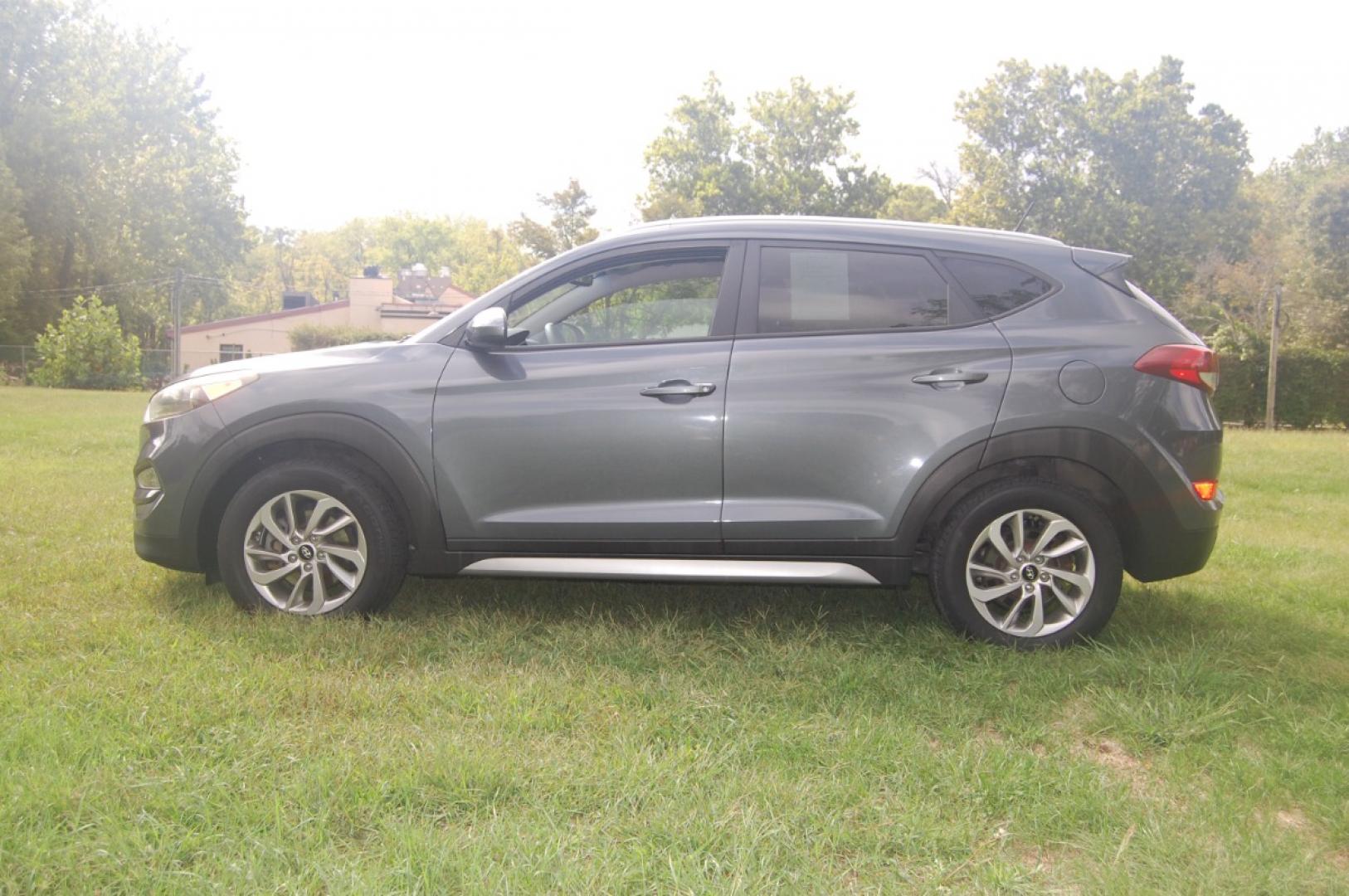 2017 Gray /Black Hyundai Tucson SE (KM8J3CA48HU) with an 2.0L L4 DOHC 16V engine, Automatic transmission, located at 6528 Lower York Road, New Hope, PA, 18938, (215) 862-9555, 40.358707, -74.977882 - Photo#5