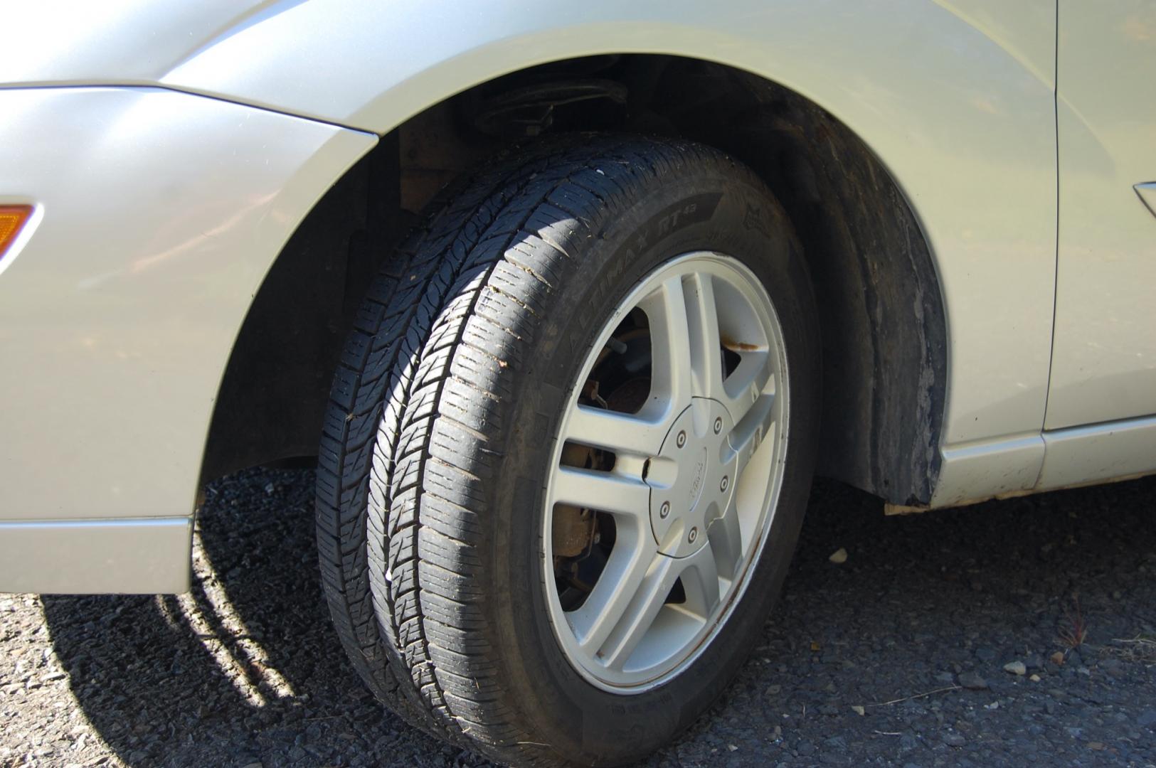 2003 Silver /Gray Cloth Ford Focus SE (1FAFP34P63W) with an 2.0L L4 SOHC 8V engine, Automatic transmission, located at 6528 Lower York Road, New Hope, PA, 18938, (215) 862-9555, 40.358707, -74.977882 - Here for sale is a very nice 2003 Ford Focus SE. Under the hood is a strong running 2.0 liter 4 cylinder which puts power to the front wheels via a smooth shifting automatic transmission. Features include; Gray cloth interior, keyless entry system, one remote, 2 keys, cruise control, tilt steerin - Photo#21