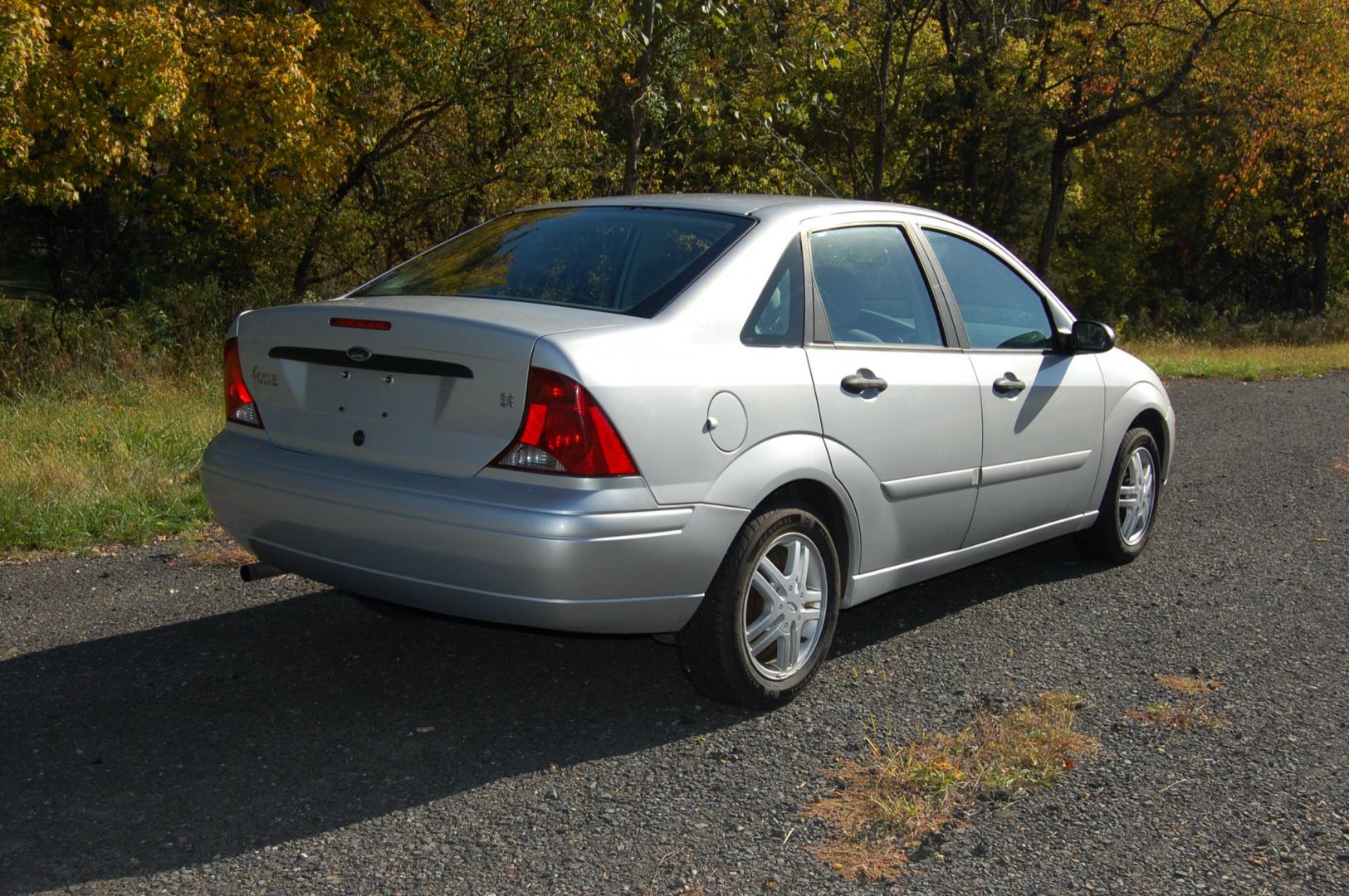 2003 Silver /Gray Cloth Ford Focus SE (1FAFP34P63W) with an 2.0L L4 SOHC 8V engine, Automatic transmission, located at 6528 Lower York Road, New Hope, PA, 18938, (215) 862-9555, 40.358707, -74.977882 - Here for sale is a very nice 2003 Ford Focus SE. Under the hood is a strong running 2.0 liter 4 cylinder which puts power to the front wheels via a smooth shifting automatic transmission. Features include; Gray cloth interior, keyless entry system, one remote, 2 keys, cruise control, tilt steerin - Photo#4