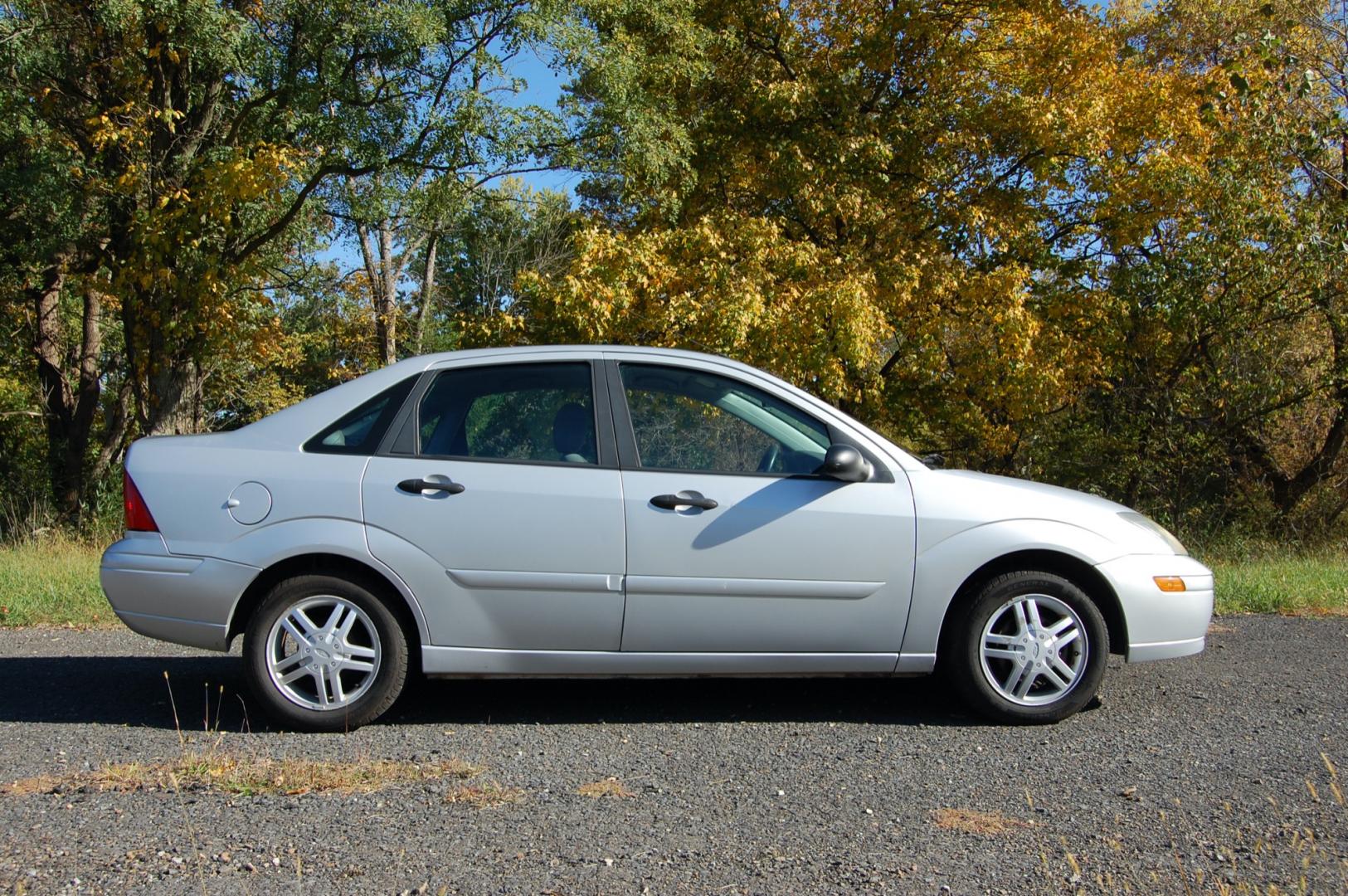 2003 Silver /Gray Cloth Ford Focus SE (1FAFP34P63W) with an 2.0L L4 SOHC 8V engine, Automatic transmission, located at 6528 Lower York Road, New Hope, PA, 18938, (215) 862-9555, 40.358707, -74.977882 - Here for sale is a very nice 2003 Ford Focus SE. Under the hood is a strong running 2.0 liter 4 cylinder which puts power to the front wheels via a smooth shifting automatic transmission. Features include; Gray cloth interior, keyless entry system, one remote, 2 keys, cruise control, tilt steerin - Photo#5