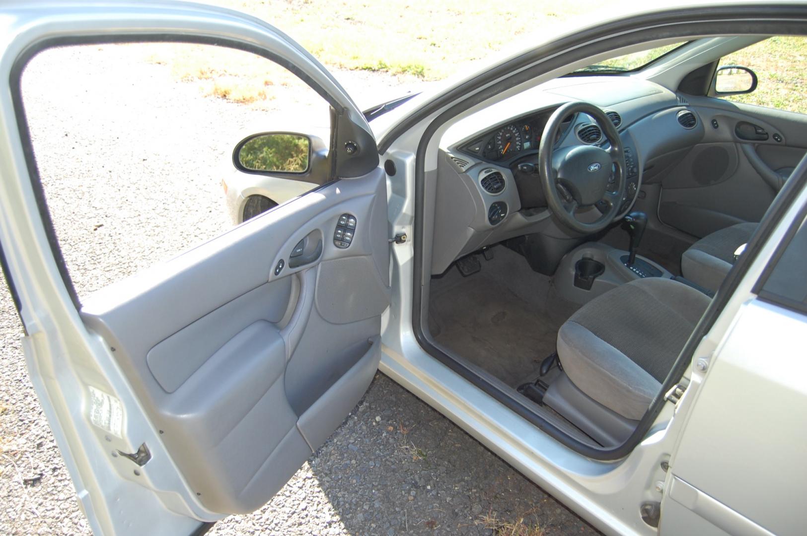 2003 Silver /Gray Cloth Ford Focus SE (1FAFP34P63W) with an 2.0L L4 SOHC 8V engine, Automatic transmission, located at 6528 Lower York Road, New Hope, PA, 18938, (215) 862-9555, 40.358707, -74.977882 - Here for sale is a very nice 2003 Ford Focus SE. Under the hood is a strong running 2.0 liter 4 cylinder which puts power to the front wheels via a smooth shifting automatic transmission. Features include; Gray cloth interior, keyless entry system, one remote, 2 keys, cruise control, tilt steerin - Photo#8