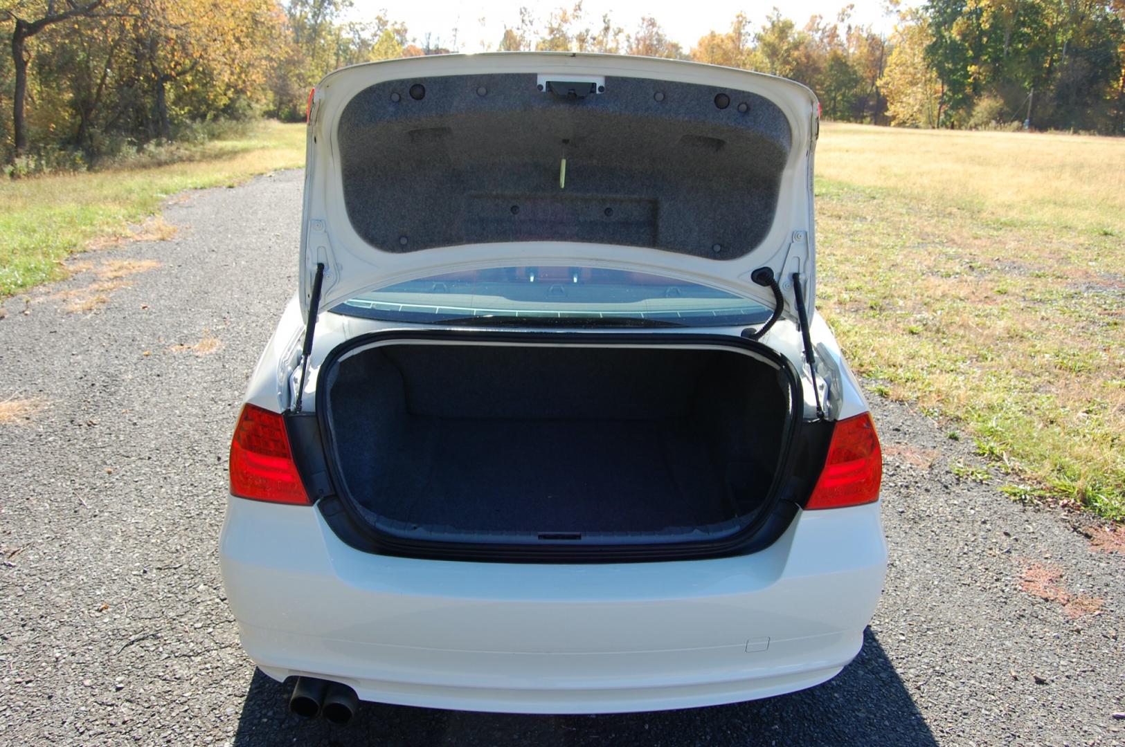 2011 White /Burgundy Leather BMW 3-Series 328i xDrive (WBAPK5C57BA) with an 3.0L L6 DOHC 24V engine, Automatic transmission, located at 6528 Lower York Road, New Hope, PA, 18938, (215) 862-9555, 40.358707, -74.977882 - Here for sale is a very nice 2011 BMW 328i XDrive sedan. Under the hood is a strong running 3.0 liter inline 6 cylinder which puts power to the AWD system via a smooth shifting automatic transmission. Features include; Burgundy leather interior, wood grain trim, keyless entry system, 2 master keys - Photo#12