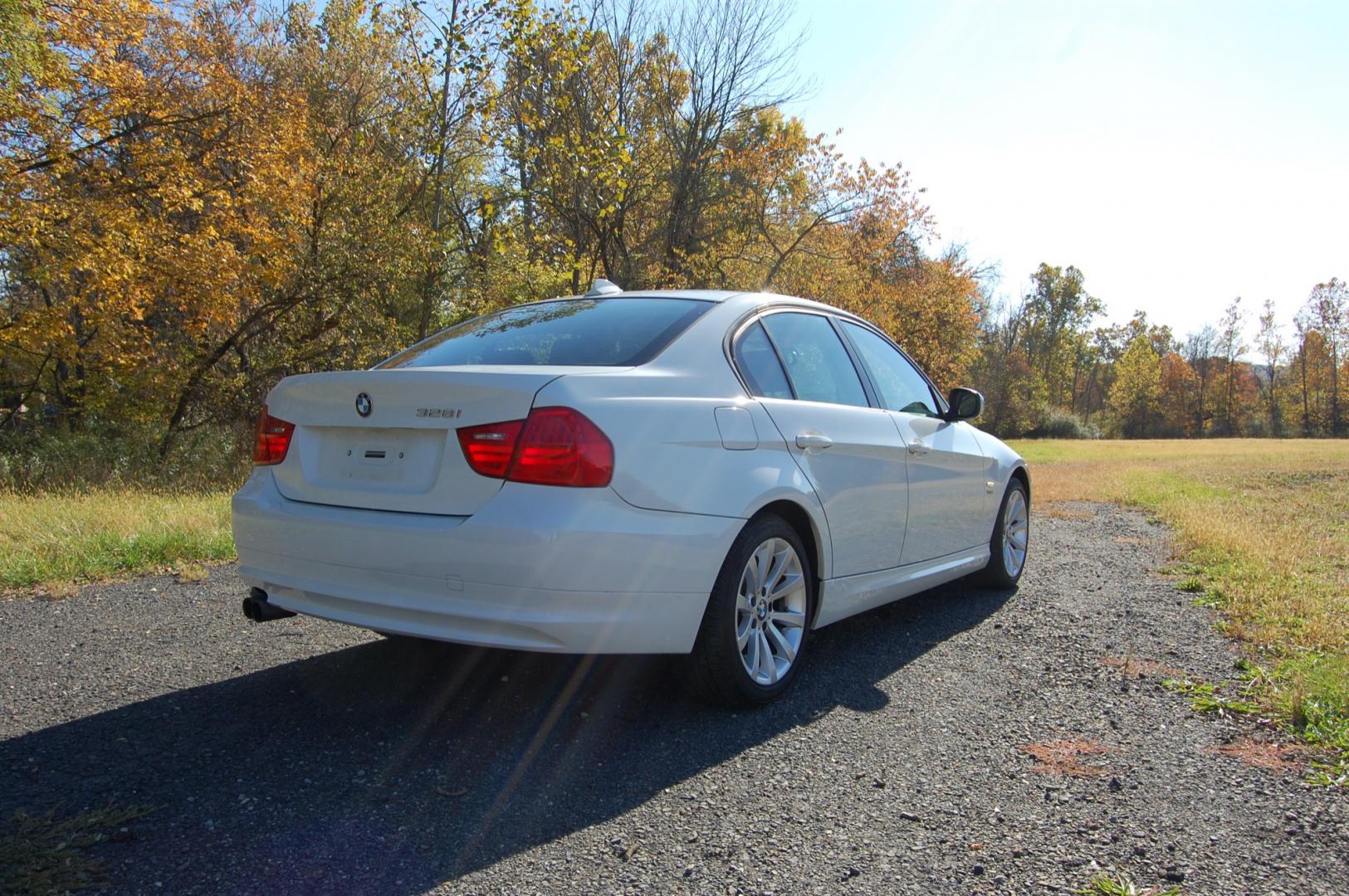 2011 White /Burgundy Leather BMW 3-Series 328i xDrive (WBAPK5C57BA) with an 3.0L L6 DOHC 24V engine, Automatic transmission, located at 6528 Lower York Road, New Hope, PA, 18938, (215) 862-9555, 40.358707, -74.977882 - Here for sale is a very nice 2011 BMW 328i XDrive sedan. Under the hood is a strong running 3.0 liter inline 6 cylinder which puts power to the AWD system via a smooth shifting automatic transmission. Features include; Burgundy leather interior, wood grain trim, keyless entry system, 2 master keys - Photo#4