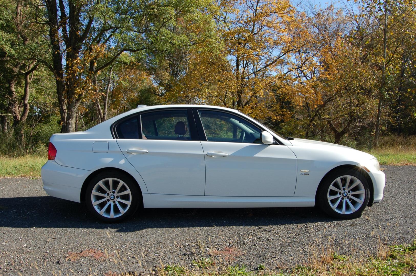 2011 White /Burgundy Leather BMW 3-Series 328i xDrive (WBAPK5C57BA) with an 3.0L L6 DOHC 24V engine, Automatic transmission, located at 6528 Lower York Road, New Hope, PA, 18938, (215) 862-9555, 40.358707, -74.977882 - Here for sale is a very nice 2011 BMW 328i XDrive sedan. Under the hood is a strong running 3.0 liter inline 6 cylinder which puts power to the AWD system via a smooth shifting automatic transmission. Features include; Burgundy leather interior, wood grain trim, keyless entry system, 2 master keys - Photo#5