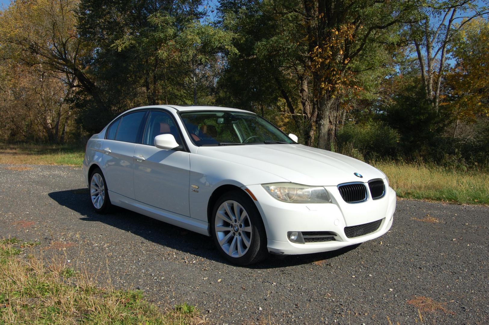 2011 White /Burgundy Leather BMW 3-Series 328i xDrive (WBAPK5C57BA) with an 3.0L L6 DOHC 24V engine, Automatic transmission, located at 6528 Lower York Road, New Hope, PA, 18938, (215) 862-9555, 40.358707, -74.977882 - Here for sale is a very nice 2011 BMW 328i XDrive sedan. Under the hood is a strong running 3.0 liter inline 6 cylinder which puts power to the AWD system via a smooth shifting automatic transmission. Features include; Burgundy leather interior, wood grain trim, keyless entry system, 2 master keys - Photo#6