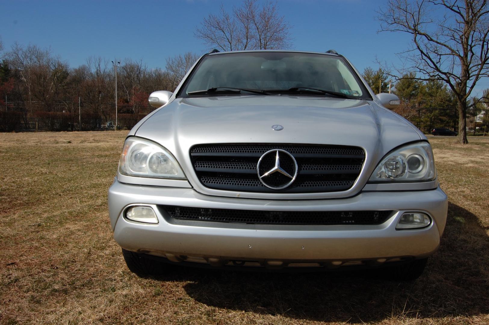 2005 Silver /Black leather Mercedes-Benz M-Class ML350 (4JGAB57E35A) with an 3.7L V6 SOHC 18V engine, 5-Speed Automatic Overdrive transmission, located at 6528 Lower York Road, New Hope, PA, 18938, (215) 862-9555, 40.358707, -74.977882 - Photo#6