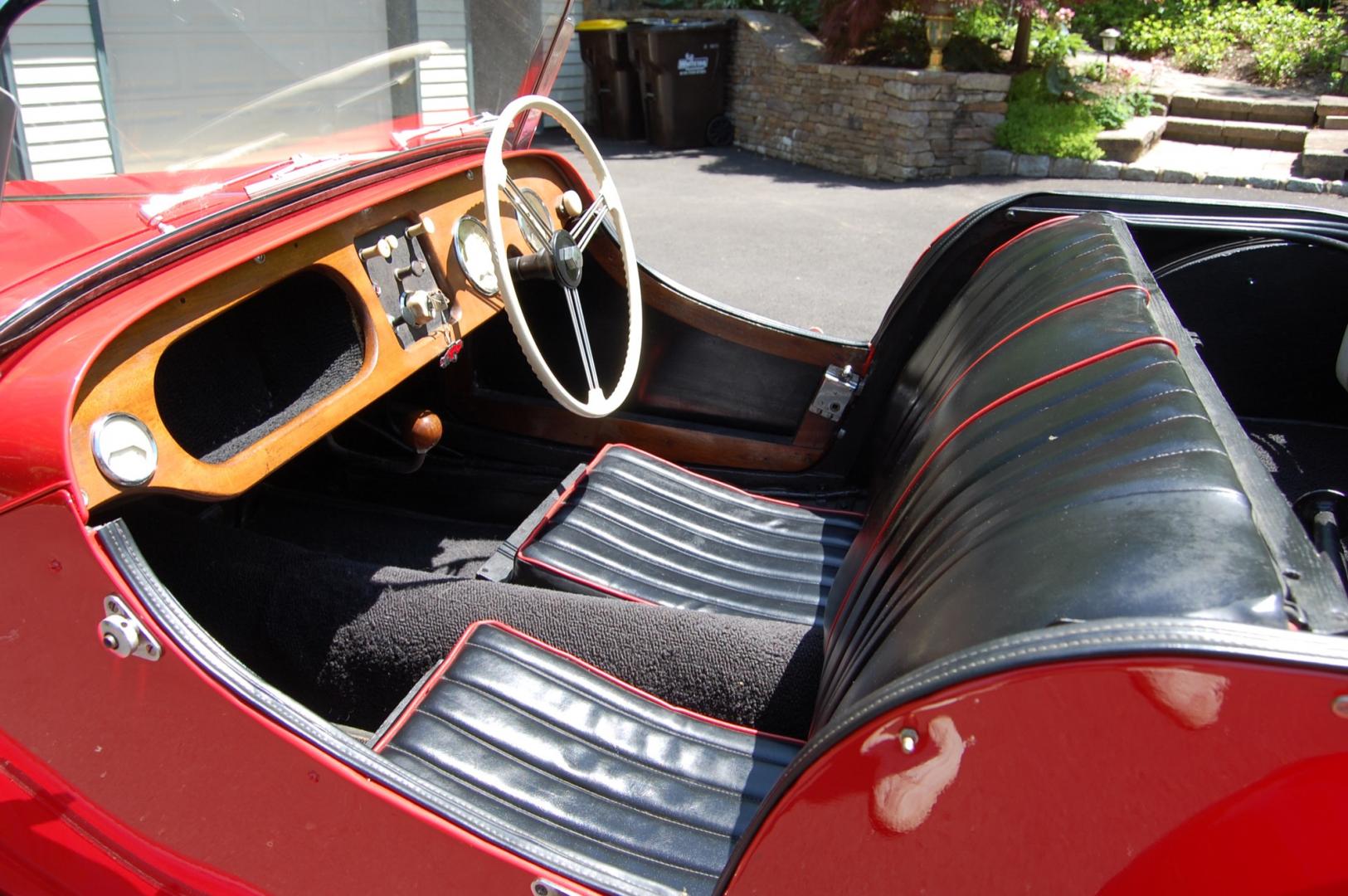 1958 RED /Black vinyl w/red piping Morgan 4/4 series 2 (A329) , 3 speed manual transmission, located at 6528 Lower York Road, New Hope, PA, 18938, (215) 862-9555, 40.358707, -74.977882 - Photo#9