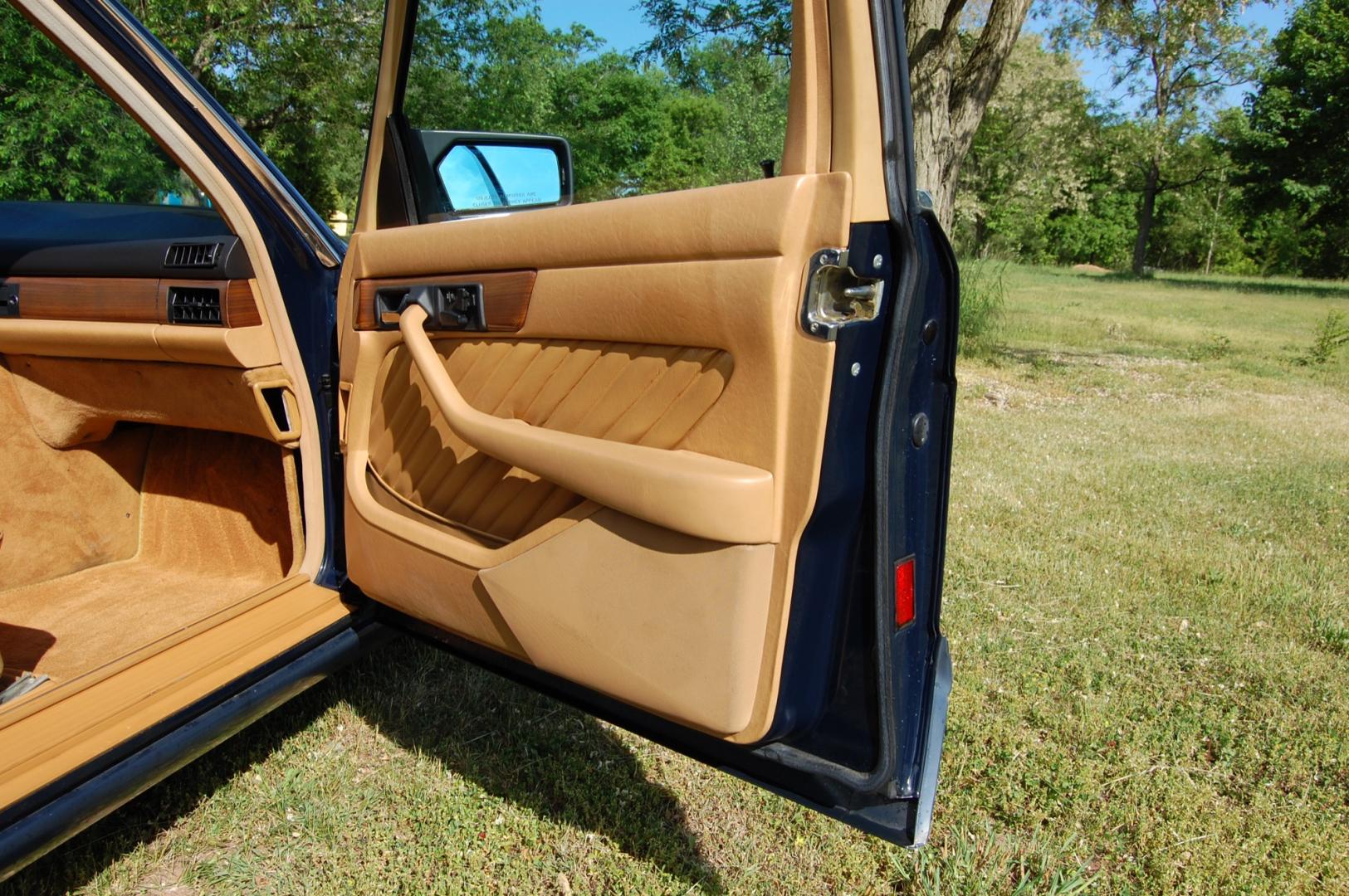 1989 Blue /Tan leather Mercedes-Benz 300 SEL (WDBCA25DXKA) with an 3.0L L6 SOHC 12V engine, 4-Speed Automatic transmission, located at 6528 Lower York Road, New Hope, PA, 18938, (215) 862-9555, 40.358707, -74.977882 - Here for sale is a very nice 1989 Mercedes-Benz 300SEL. Under the hood is a strong running 3.0 liter inline 6 cylinder which puts power to the rear wheels via good shifting automatic transmission. Features include; Tan leather interior, wood grain trim, power windows, power moonroof, power seats, - Photo#12