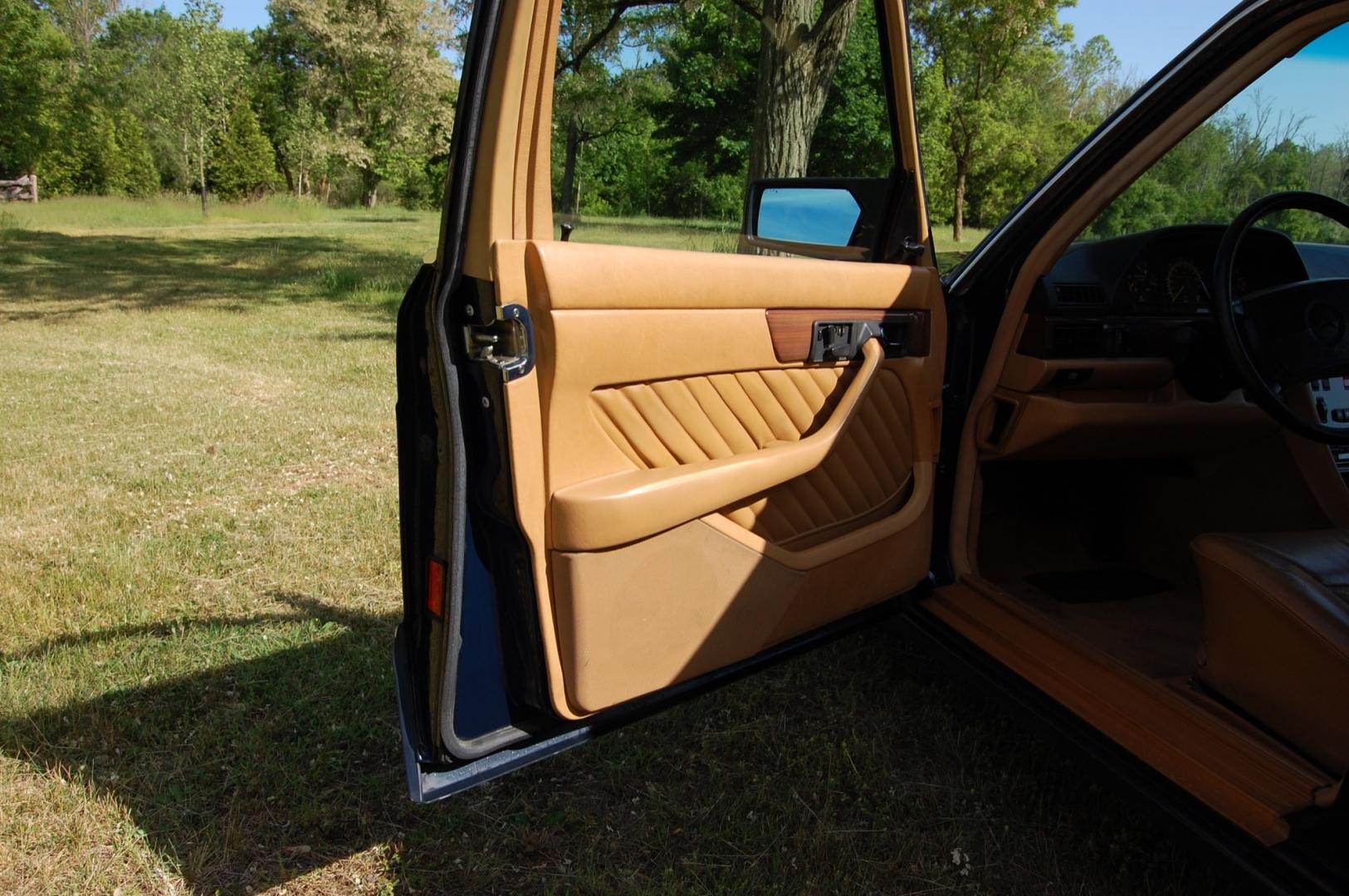 1989 Blue /Tan leather Mercedes-Benz 300 SEL (WDBCA25DXKA) with an 3.0L L6 SOHC 12V engine, 4-Speed Automatic transmission, located at 6528 Lower York Road, New Hope, PA, 18938, (215) 862-9555, 40.358707, -74.977882 - Here for sale is a very nice 1989 Mercedes-Benz 300SEL. Under the hood is a strong running 3.0 liter inline 6 cylinder which puts power to the rear wheels via good shifting automatic transmission. Features include; Tan leather interior, wood grain trim, power windows, power moonroof, power seats, - Photo#16