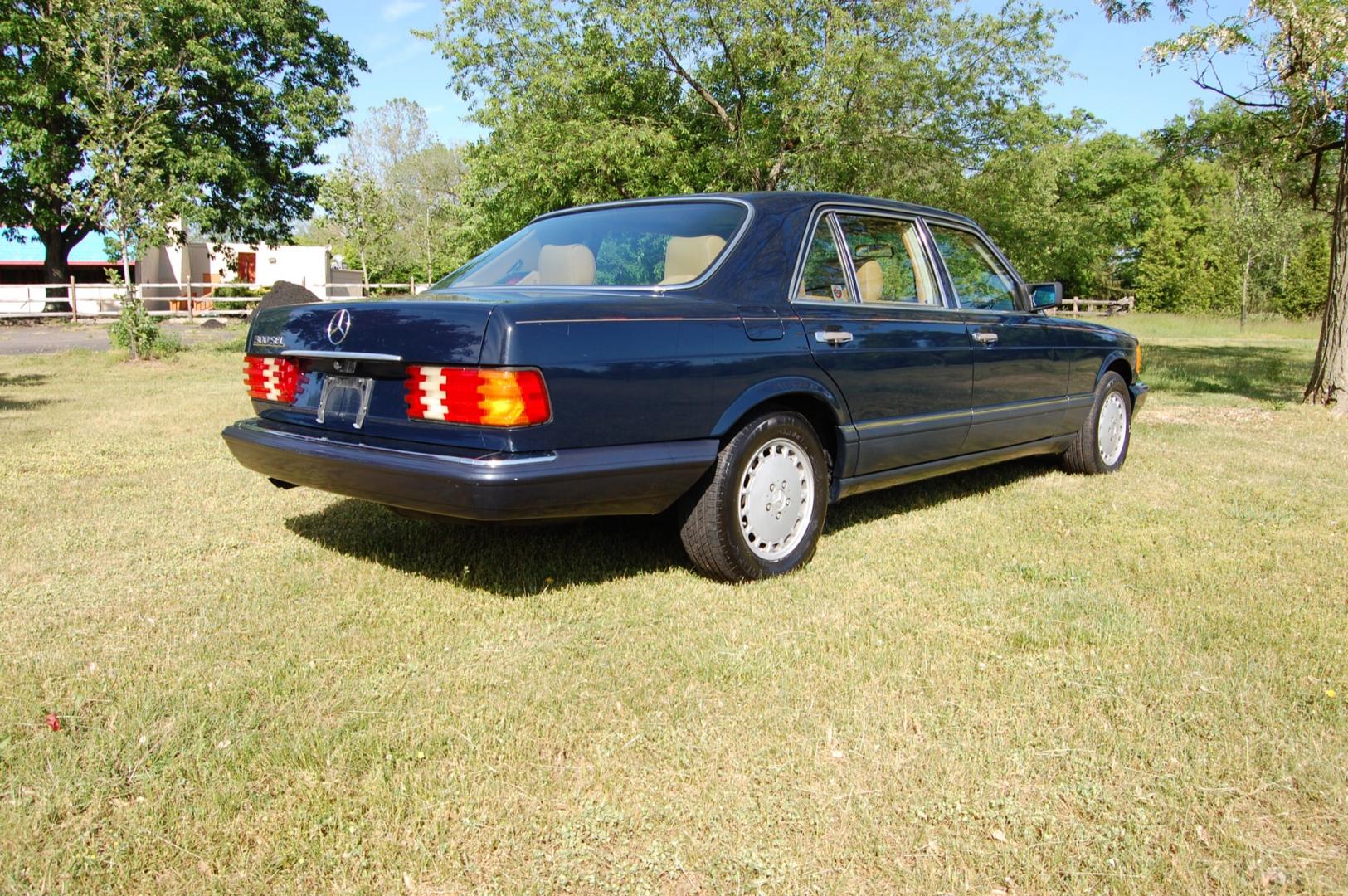 1989 Blue /Tan leather Mercedes-Benz 300 SEL (WDBCA25DXKA) with an 3.0L L6 SOHC 12V engine, 4-Speed Automatic transmission, located at 6528 Lower York Road, New Hope, PA, 18938, (215) 862-9555, 40.358707, -74.977882 - Here for sale is a very nice 1989 Mercedes-Benz 300SEL. Under the hood is a strong running 3.0 liter inline 6 cylinder which puts power to the rear wheels via good shifting automatic transmission. Features include; Tan leather interior, wood grain trim, power windows, power moonroof, power seats, - Photo#2