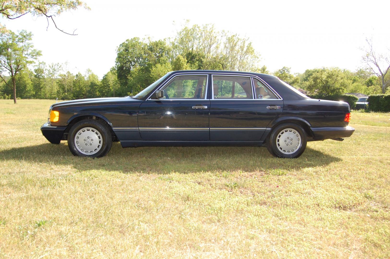 1989 Blue /Tan leather Mercedes-Benz 300 SEL (WDBCA25DXKA) with an 3.0L L6 SOHC 12V engine, 4-Speed Automatic transmission, located at 6528 Lower York Road, New Hope, PA, 18938, (215) 862-9555, 40.358707, -74.977882 - Here for sale is a very nice 1989 Mercedes-Benz 300SEL. Under the hood is a strong running 3.0 liter inline 6 cylinder which puts power to the rear wheels via good shifting automatic transmission. Features include; Tan leather interior, wood grain trim, power windows, power moonroof, power seats, - Photo#4