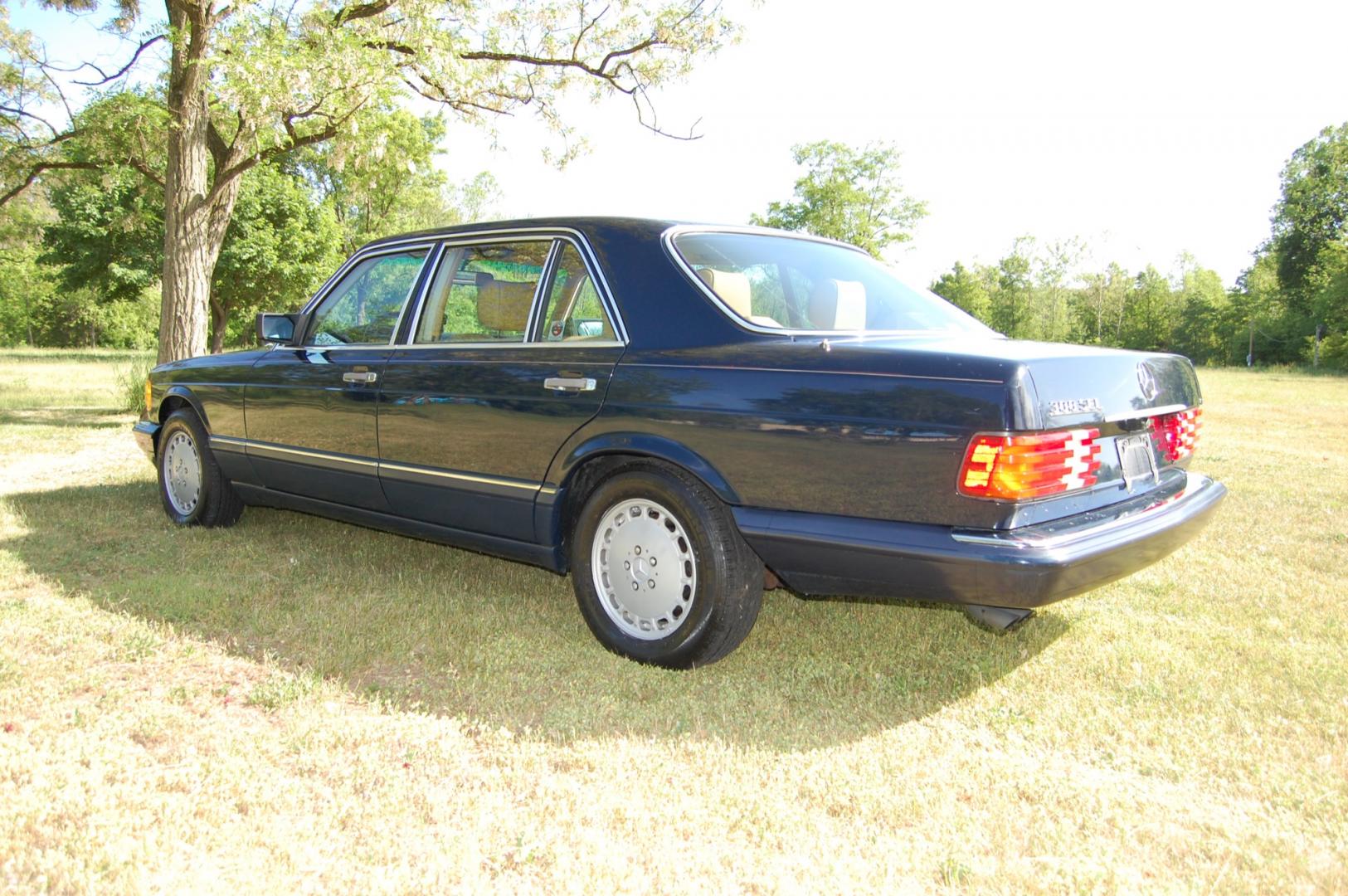 1989 Blue /Tan leather Mercedes-Benz 300 SEL (WDBCA25DXKA) with an 3.0L L6 SOHC 12V engine, 4-Speed Automatic transmission, located at 6528 Lower York Road, New Hope, PA, 18938, (215) 862-9555, 40.358707, -74.977882 - Here for sale is a very nice 1989 Mercedes-Benz 300SEL. Under the hood is a strong running 3.0 liter inline 6 cylinder which puts power to the rear wheels via good shifting automatic transmission. Features include; Tan leather interior, wood grain trim, power windows, power moonroof, power seats, - Photo#5