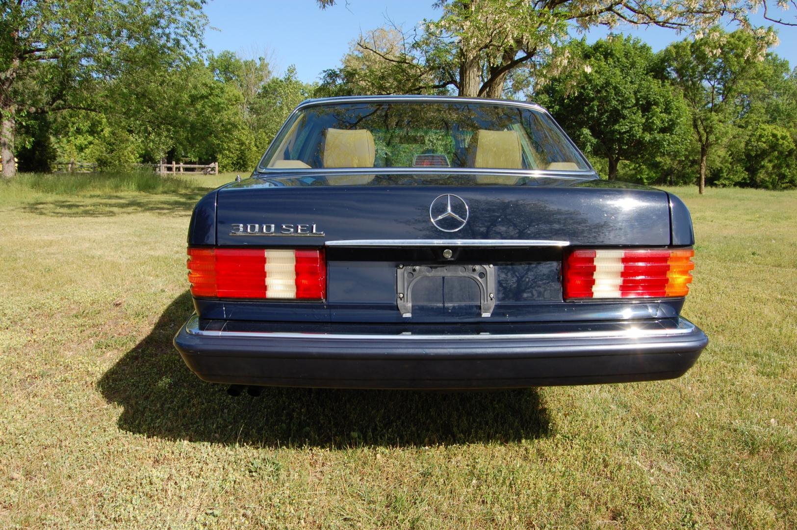 1989 Blue /Tan leather Mercedes-Benz 300 SEL (WDBCA25DXKA) with an 3.0L L6 SOHC 12V engine, 4-Speed Automatic transmission, located at 6528 Lower York Road, New Hope, PA, 18938, (215) 862-9555, 40.358707, -74.977882 - Here for sale is a very nice 1989 Mercedes-Benz 300SEL. Under the hood is a strong running 3.0 liter inline 6 cylinder which puts power to the rear wheels via good shifting automatic transmission. Features include; Tan leather interior, wood grain trim, power windows, power moonroof, power seats, - Photo#7